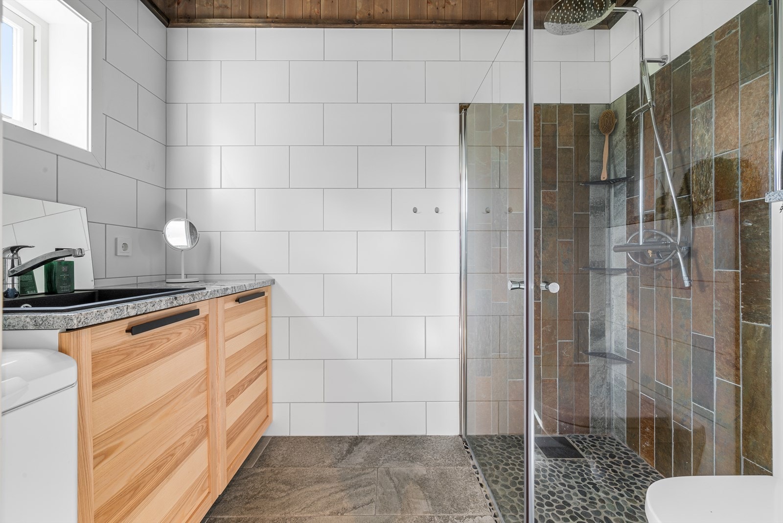 Badet er romslig og delikat Galleribilde