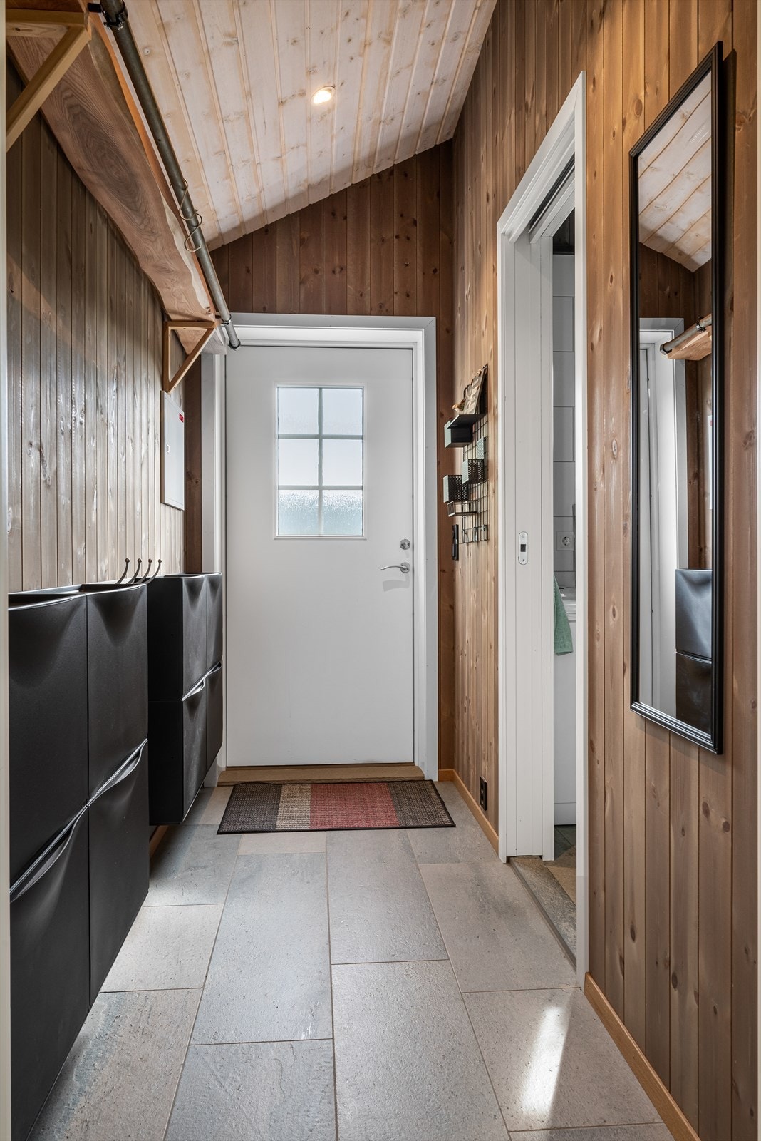 Romslig entre med plass til oppbevaring Galleribilde