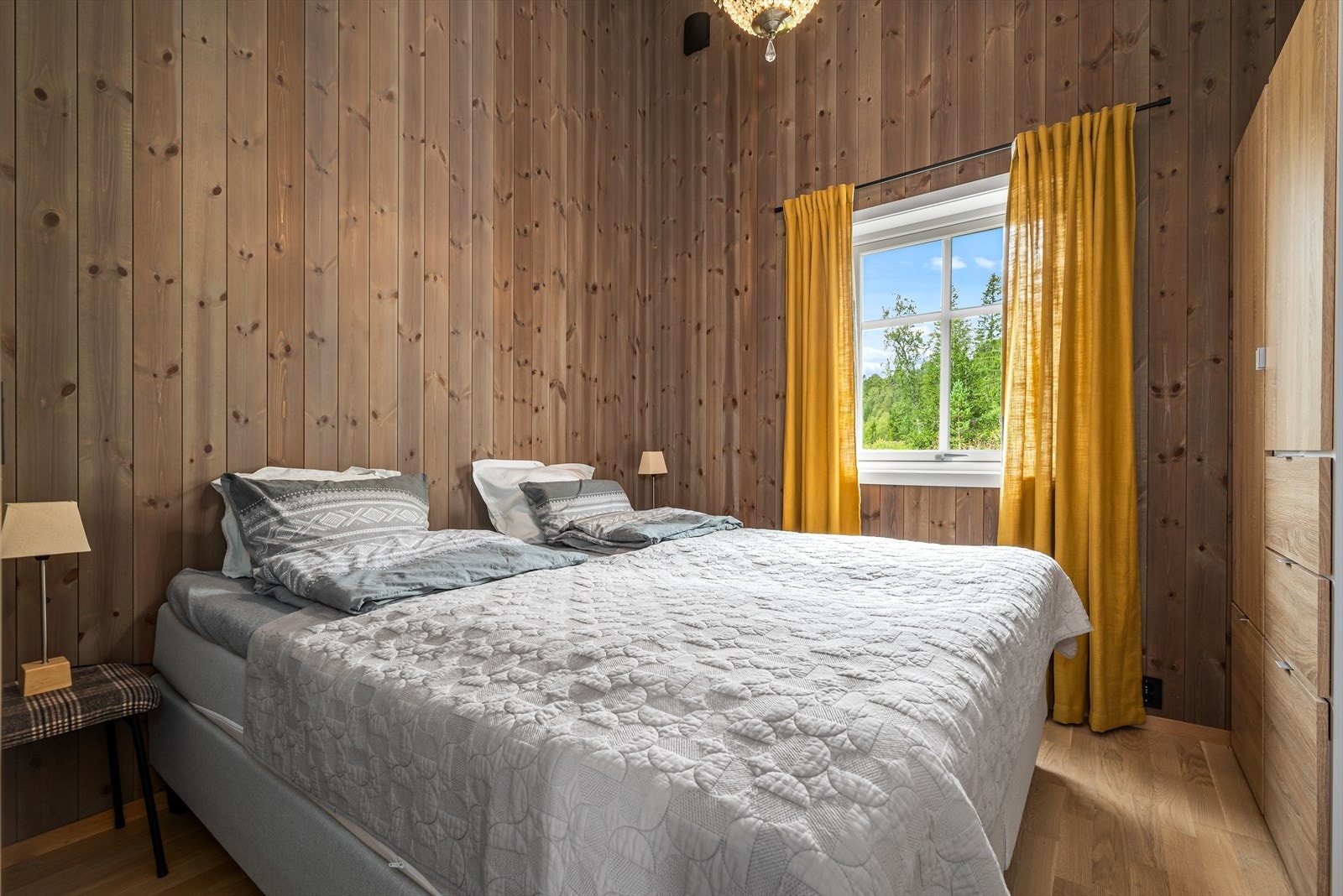 Hytta har to gode soverom med flotte detaljer Galleribilde