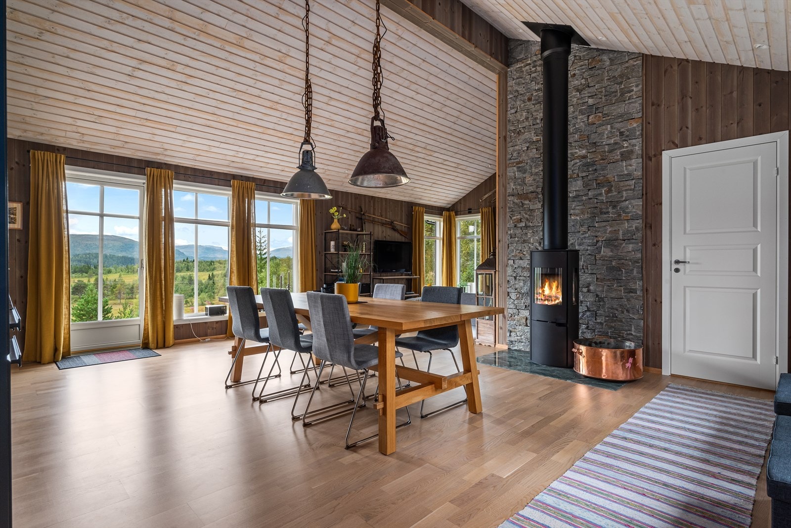 Flotte og stilrene detaljer, vedfyring for den ekstra hyttekosen! Galleribilde