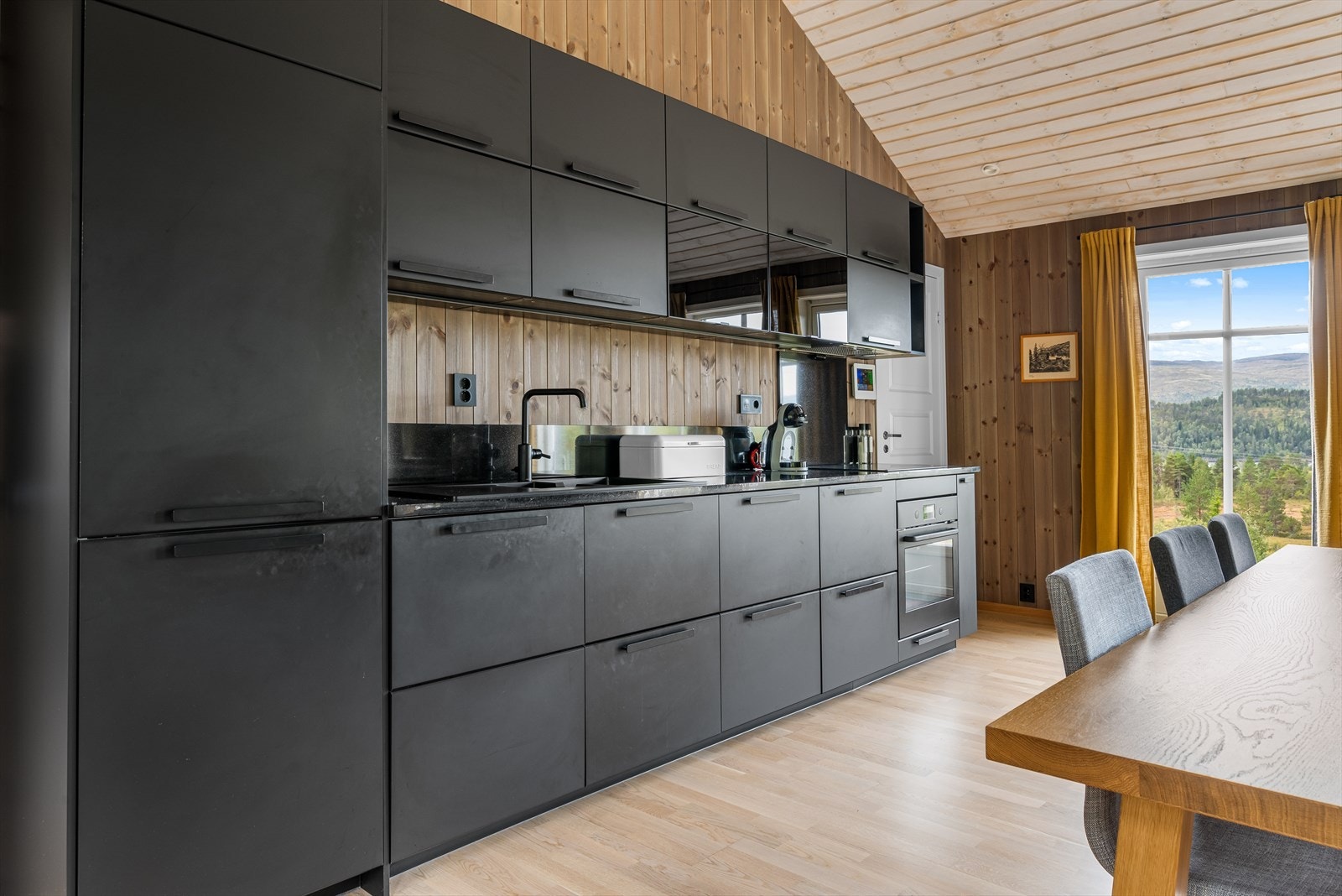 Rikelig med skap og benkeplass! Galleribilde