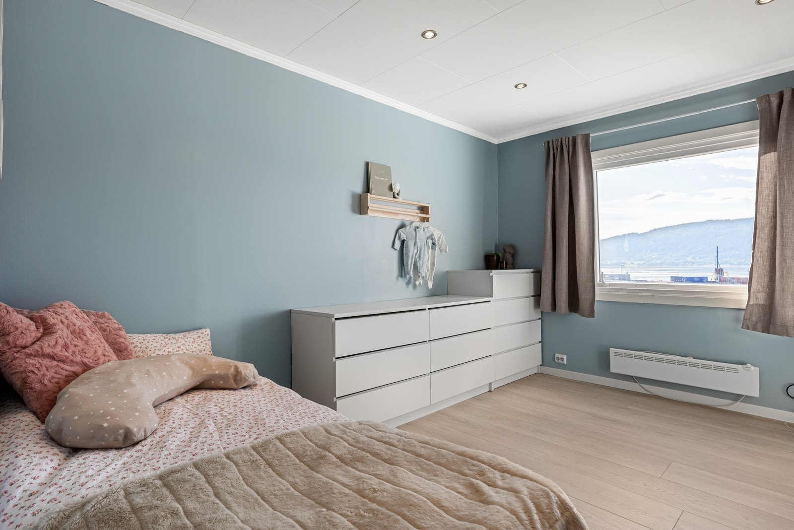 Boligen har to romslige soverom malt i delikate farger Galleribilde