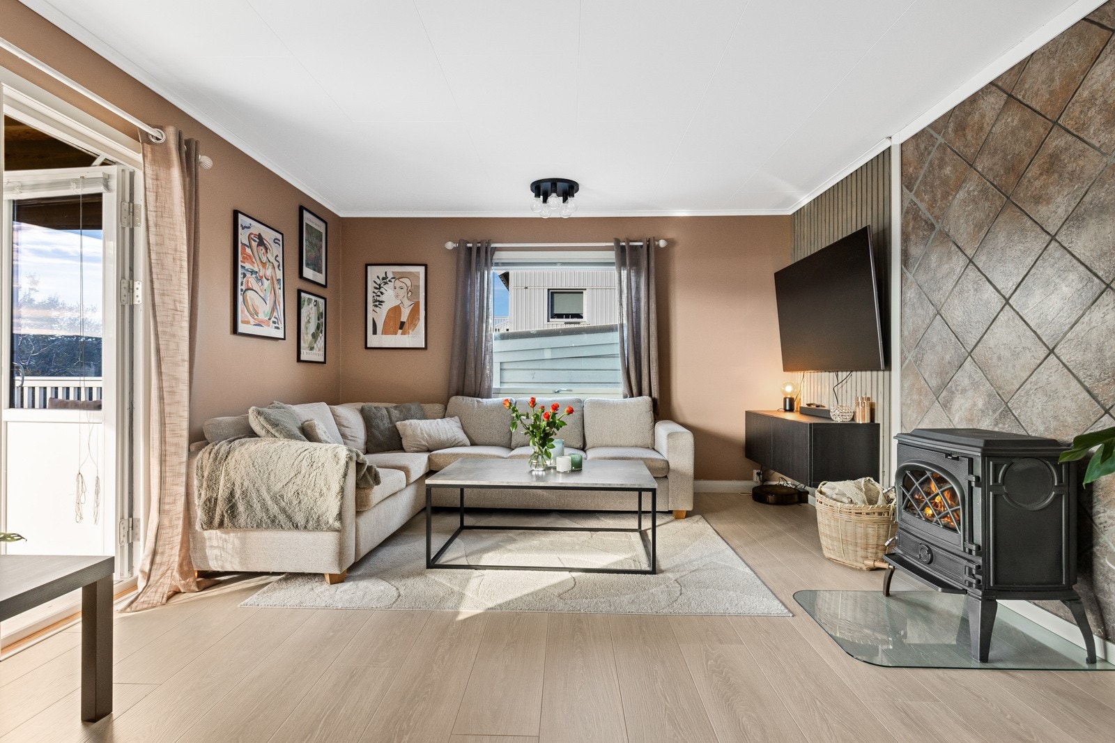 Boligen har en god planløsning som gjør det enkelt for ny eier å sette sitt eget preg på inventar Galleribilde