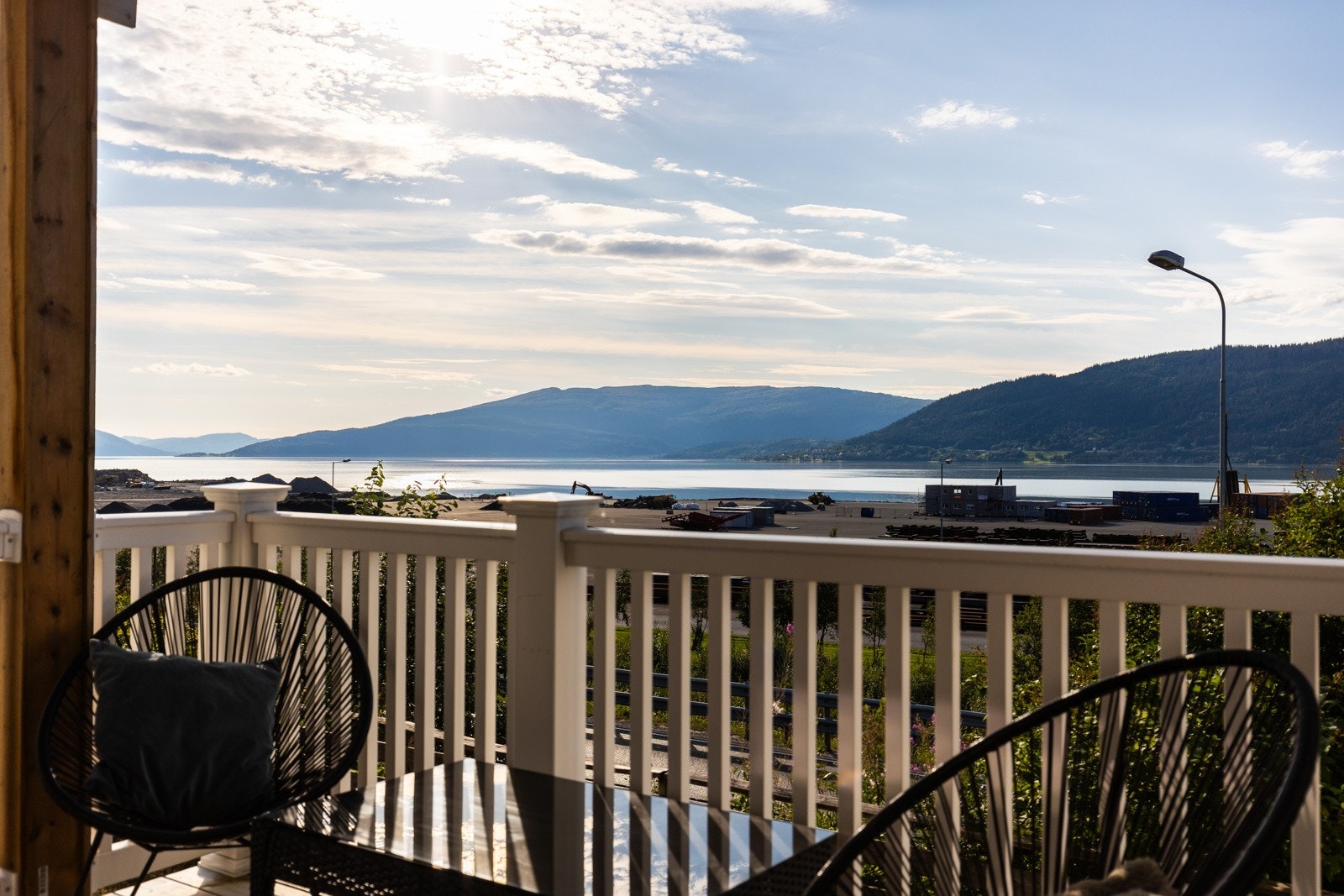 Her kan du nyte gode solforhold og lekker utsikt mot fjorden Galleribilde