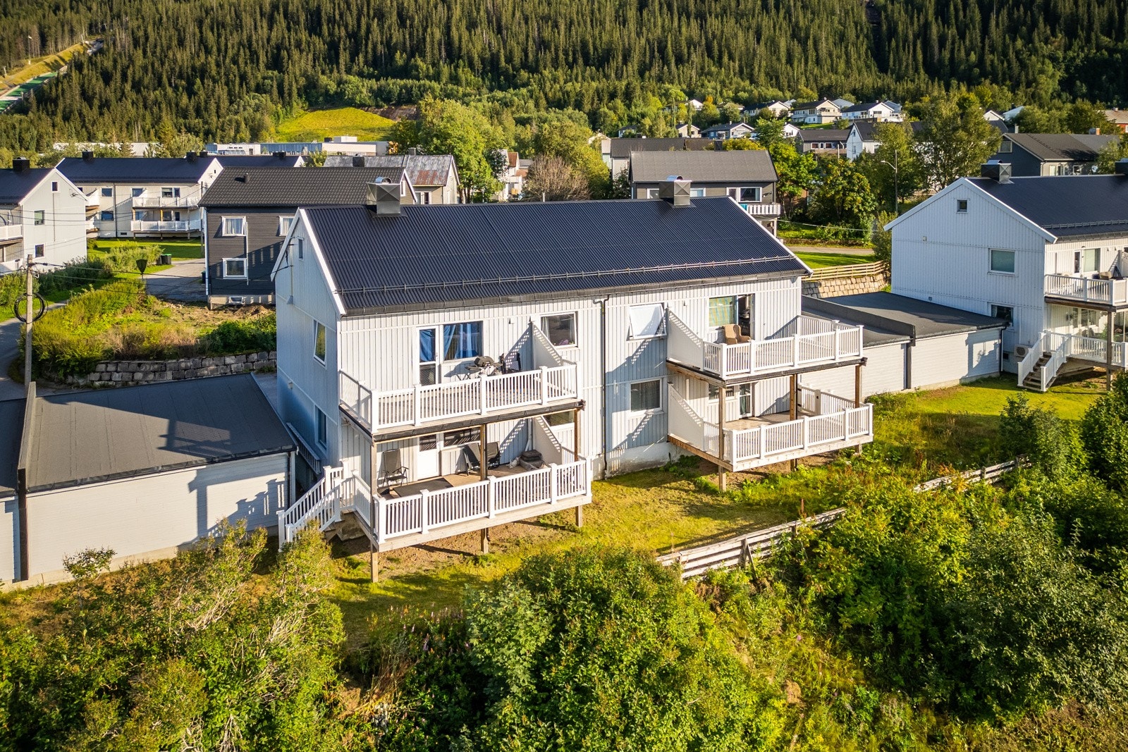 Boligen har en flott beliggenhet i Langneset med kort vei til alt Mo har å by på Galleribilde