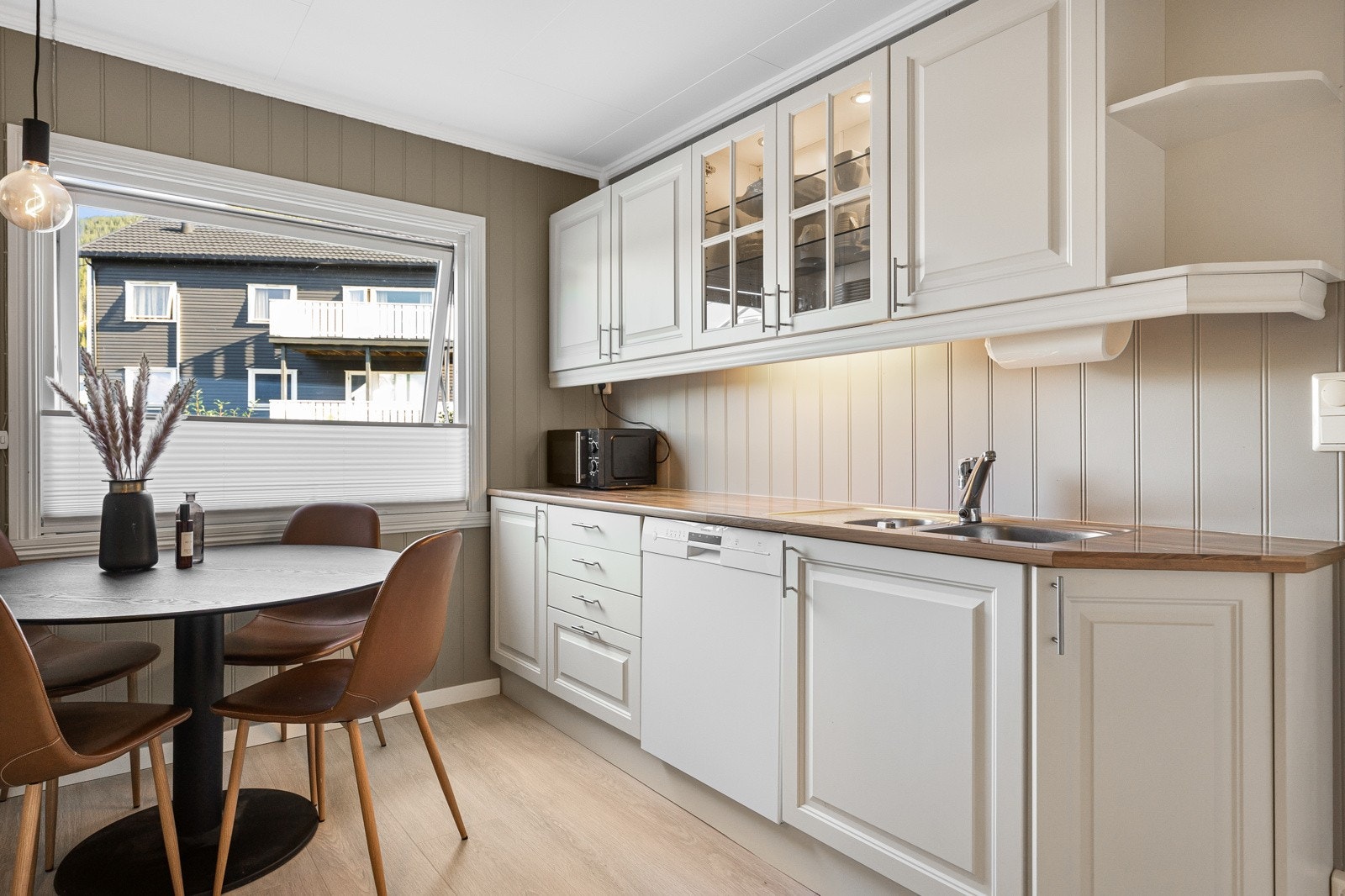 De lyse frontene og laminerte benkeplaten gjør at kjøkkenet holder et tidløst preg Galleribilde