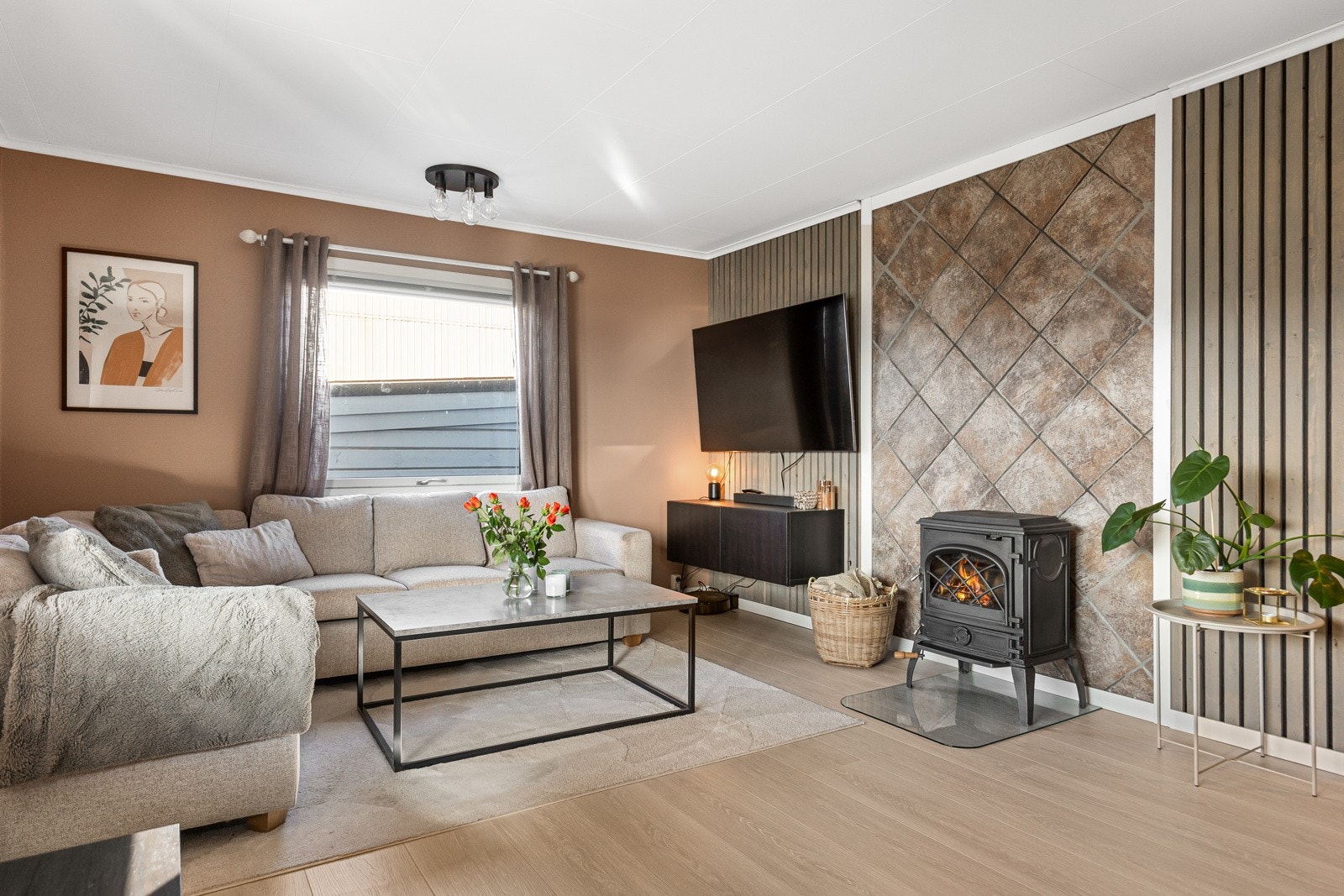 Gjennomgående for boligen er at den er malt i moderne og tidsriktige farger Galleribilde