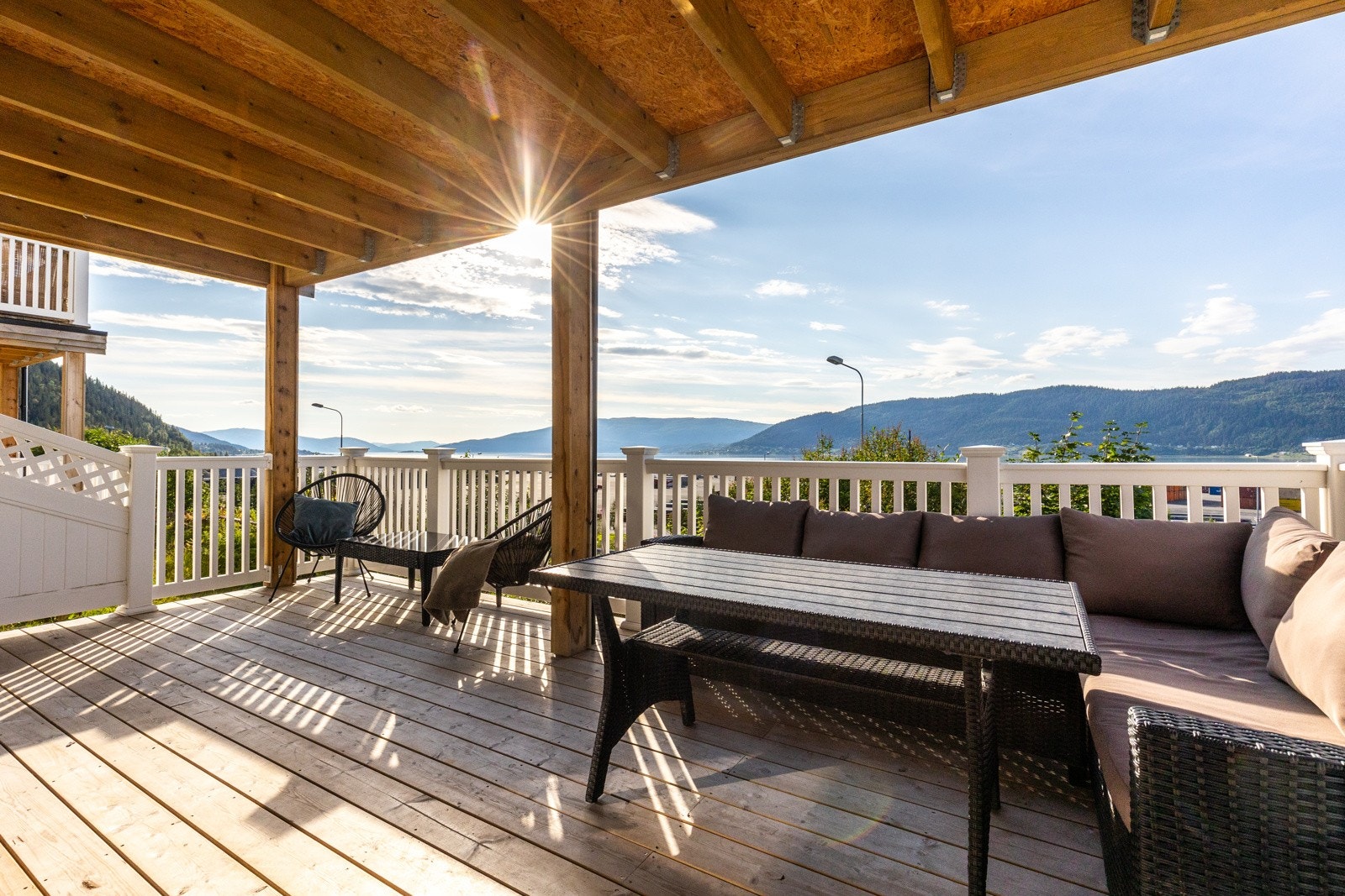 Terrassen er romslig med god plass til sittegruppe og grill Galleribilde