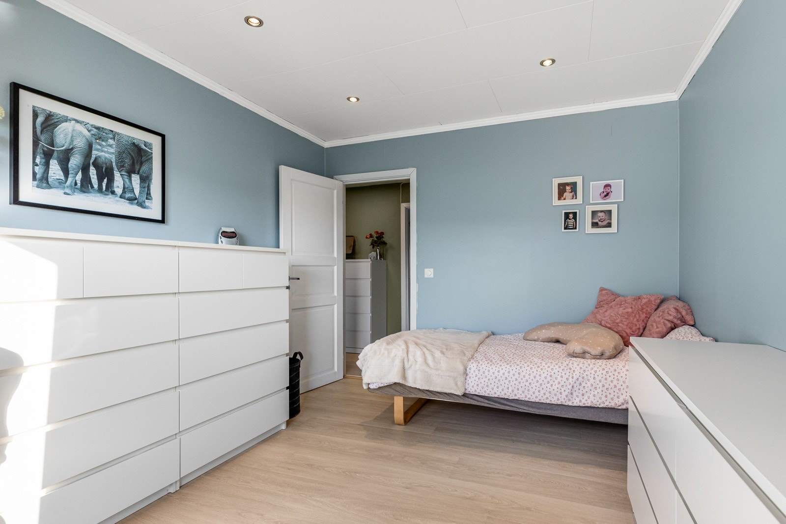 God palss til seng, nattbord og garderobeløsning Galleribilde