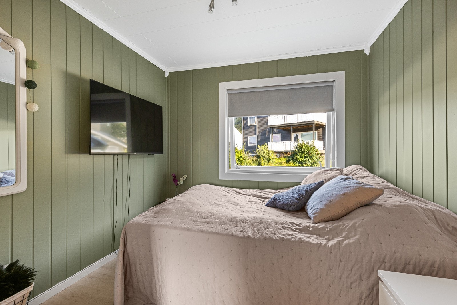 Hovedsoverommet | god plass til dobbeltseng, nattbord og garderobeløsning Galleribilde