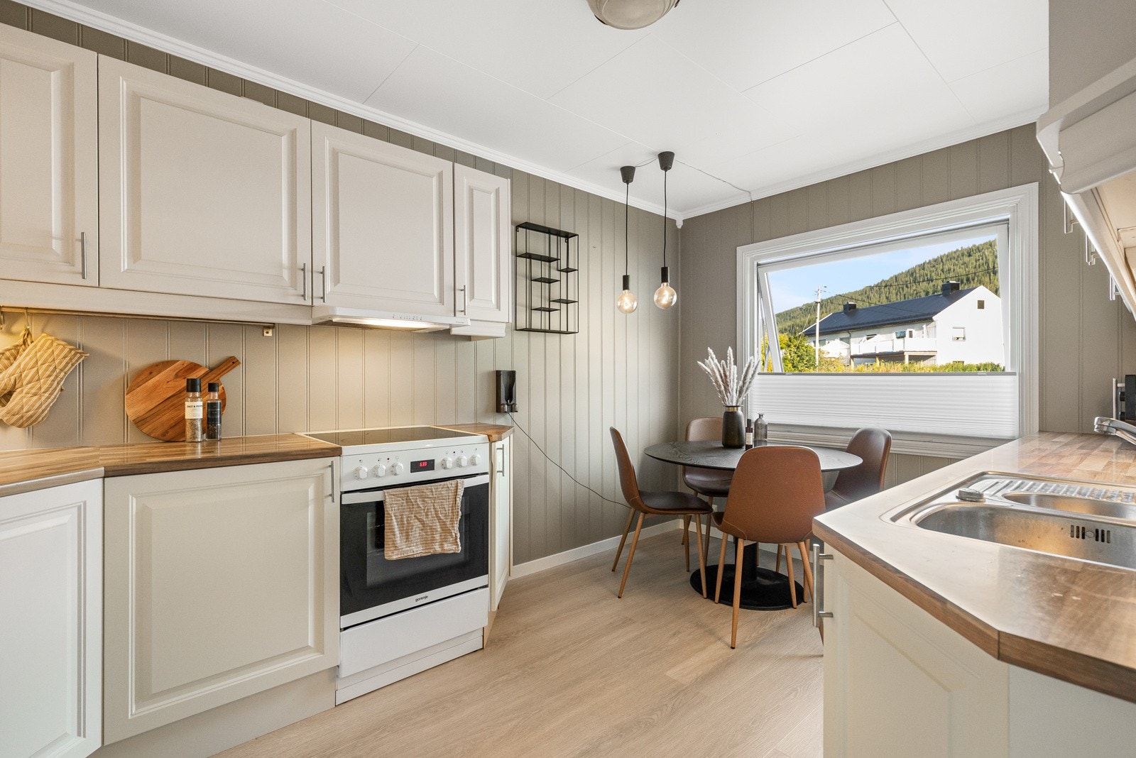 Spiseplassen får en naturlig plass ved vinduet Galleribilde