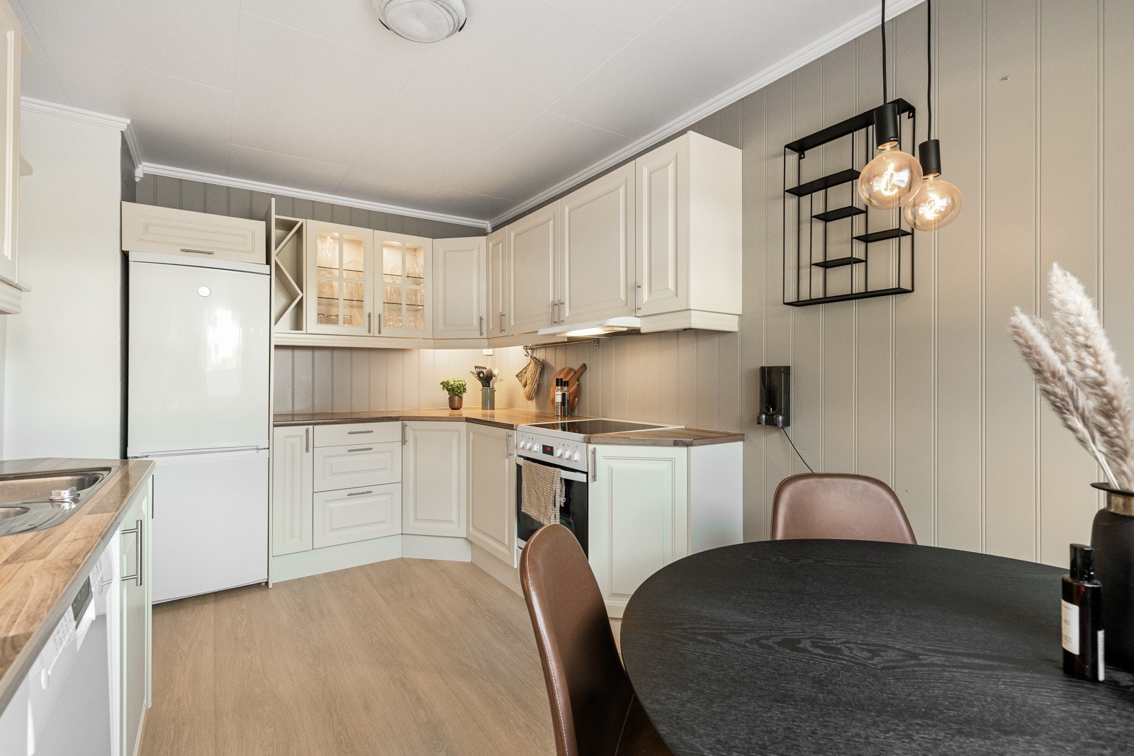 Leiligheten har en romslig kjøkken med mye skap- og benkeplass Galleribilde