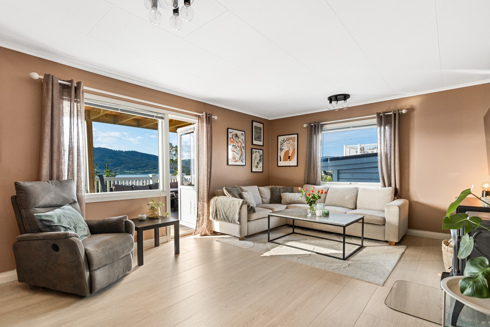 EIE eiendomsmegling har gleden av å presentere Langneshøgda 15 - En flott 3 roms leiligeht med gode solforhold og fin utsikt mot fjorden Galleribilde