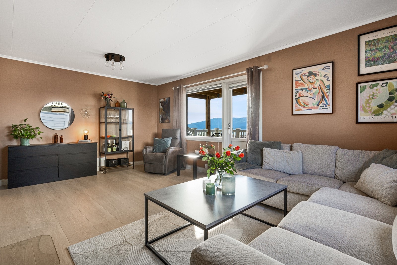 Stuen rommer god plass til sofagruppe og spisebord med tilhørende møblement Galleribilde