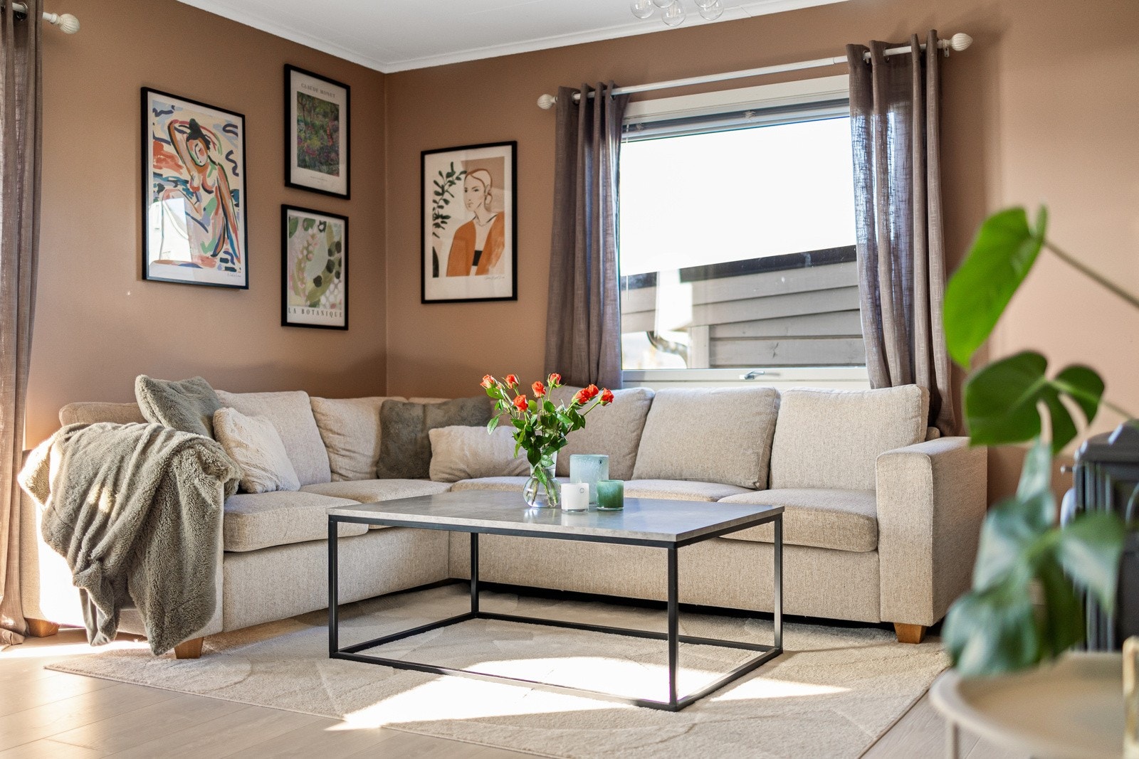 Stuen har store vinduer som fyller rommet med mye naturlig lys Galleribilde