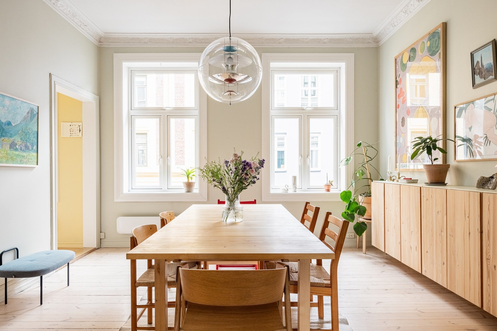 En gjennomgående 3-roms leilighet med vakre, klassiske detaljer som stukkatur, rosett, god takhøyde og originale tregulv. Galleribilde