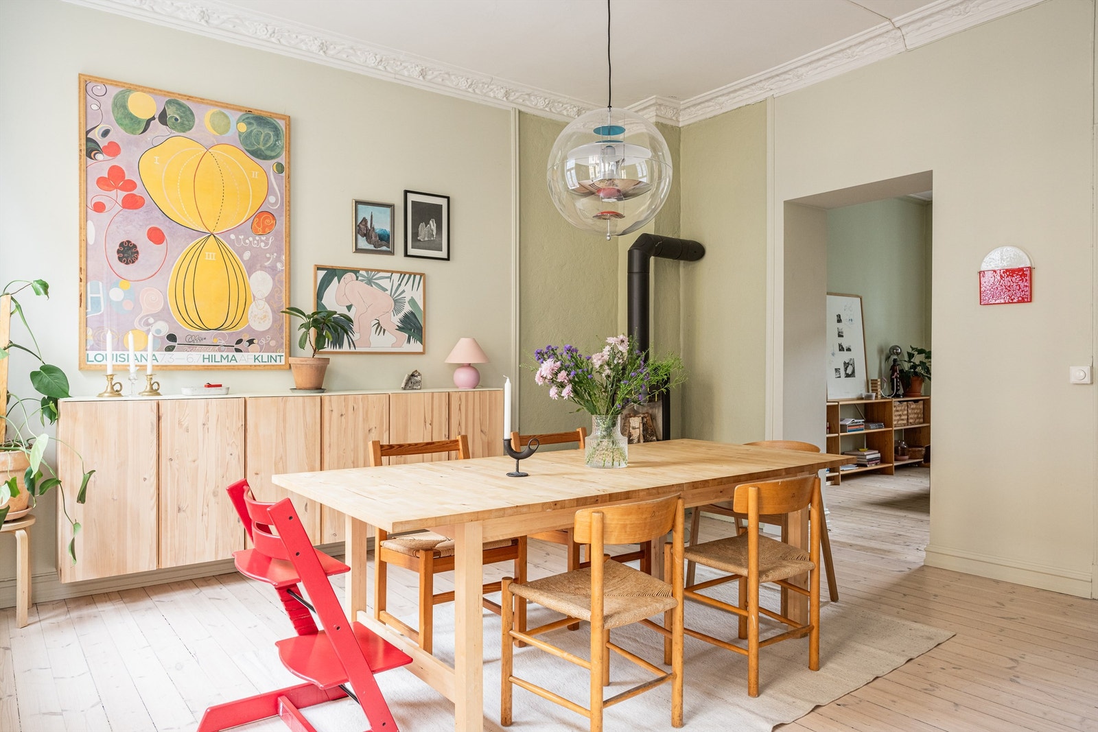 Den romslige spisestuen er hjertet av denne sosiale leiligheten! Her kan du nyte lange middager med venner og familie. Galleribilde