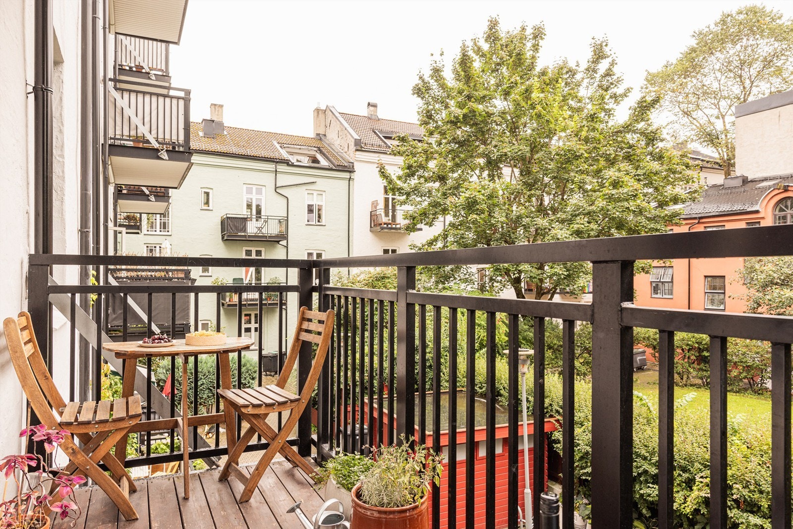 Leiligheten har en hyggelig, solrik balkong vendt inn mot pent opparbeidet bakgård. Galleribilde