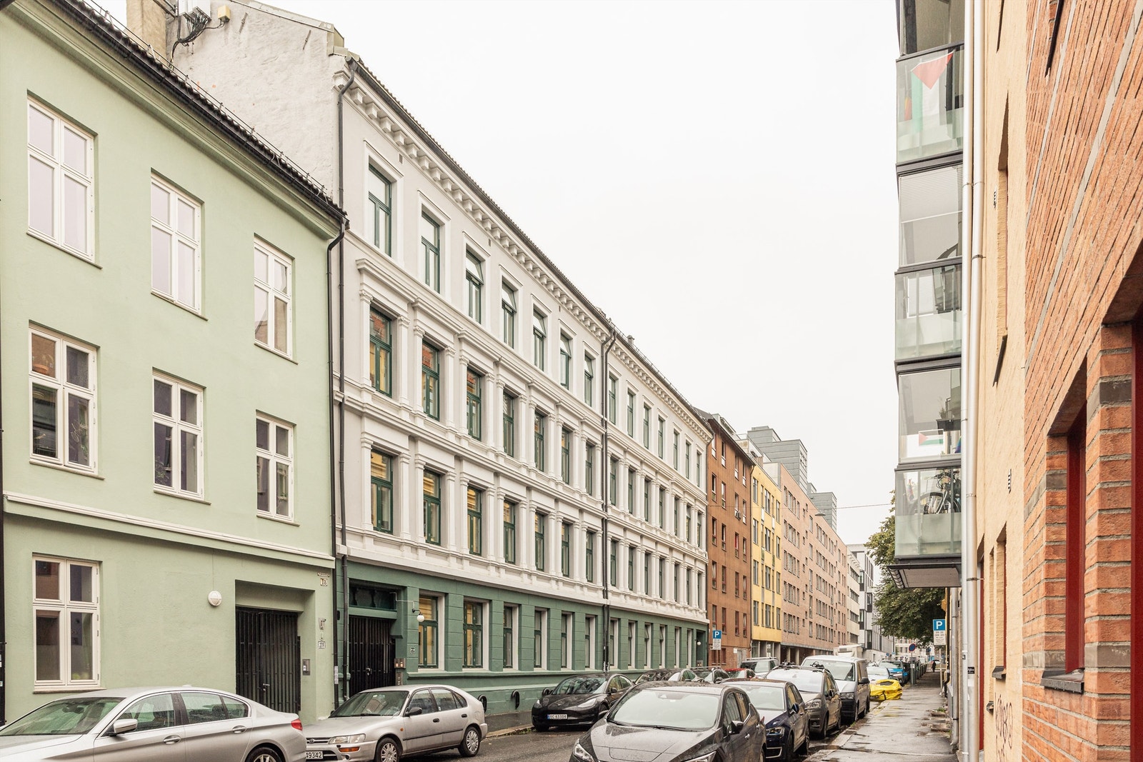 Gateparkering etter områdets bestemmelser. Gaten har beboerparkering Sone C. Galleribilde