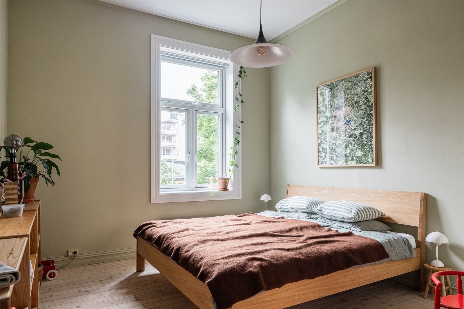 Begge soverommene vender inn mot den rolige bakgården. Hovedsoverommet har god plass til møblering av dobbeltseng med tilhørende nattbord. Galleribilde