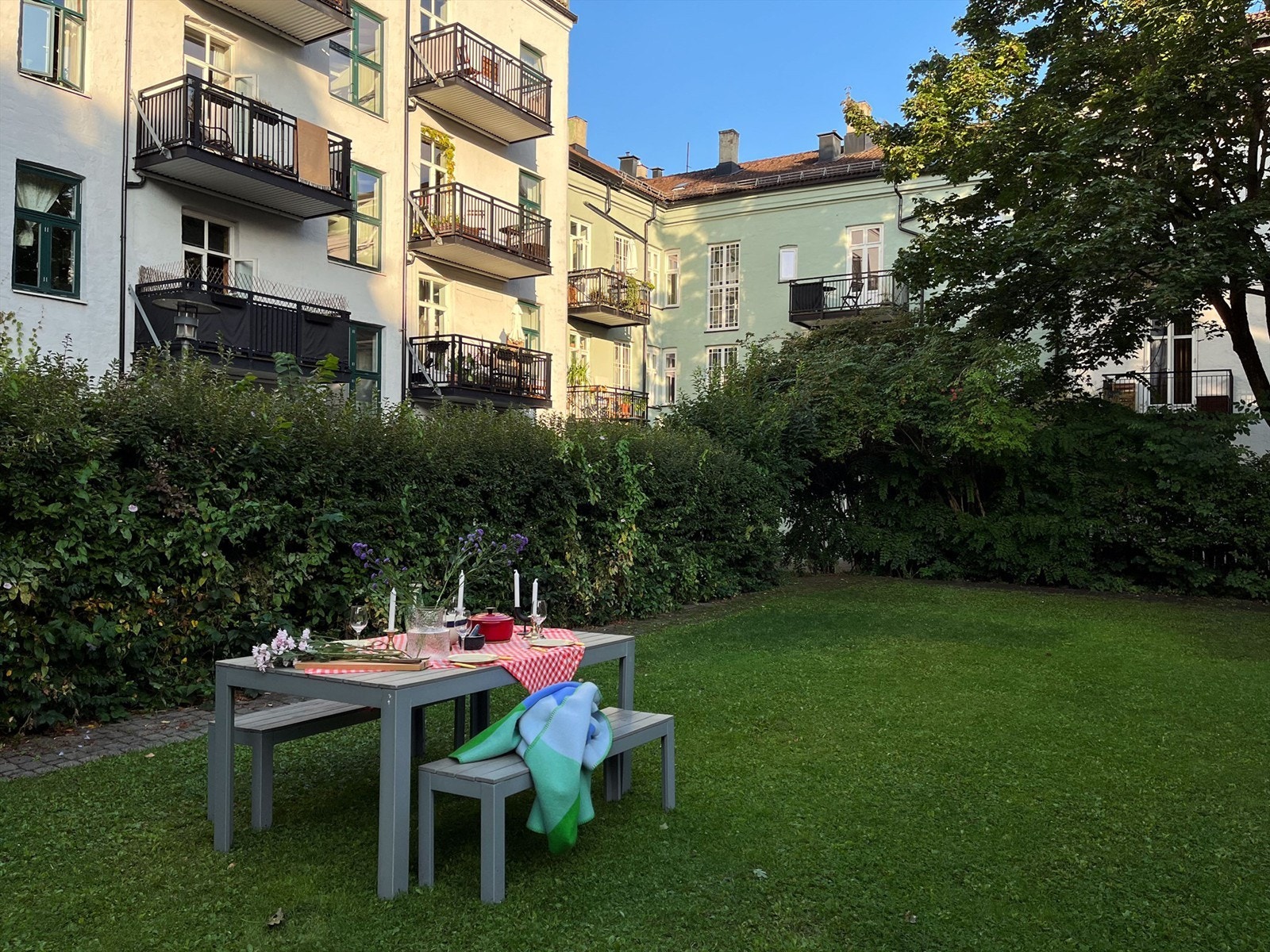 Felles, idyllisk bakgård - perfekt for 17. mai-frokost, bursdagsfeiring og middag. Galleribilde