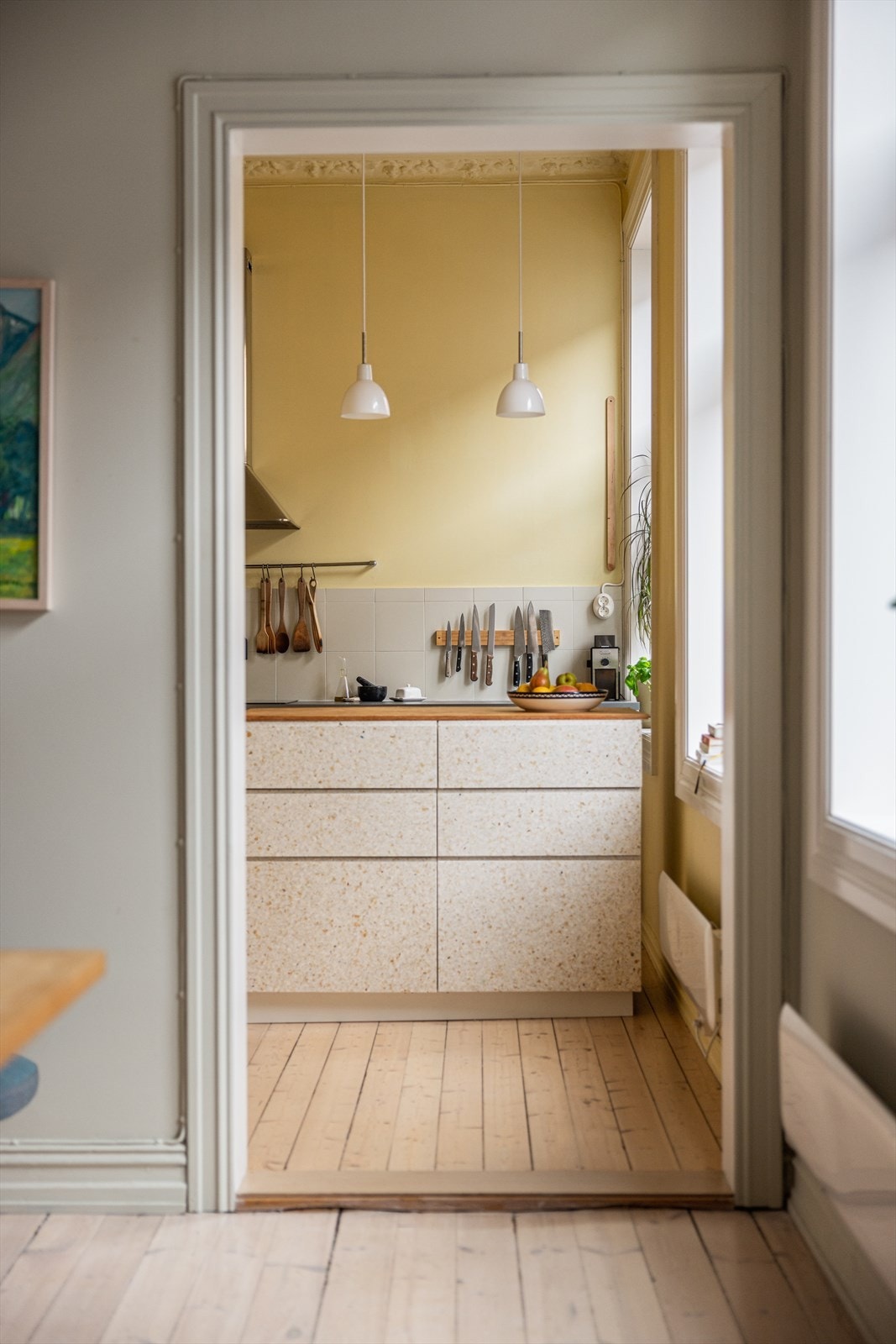 Stue og kjøkken ligger i delvis åpen løsning. Galleribilde