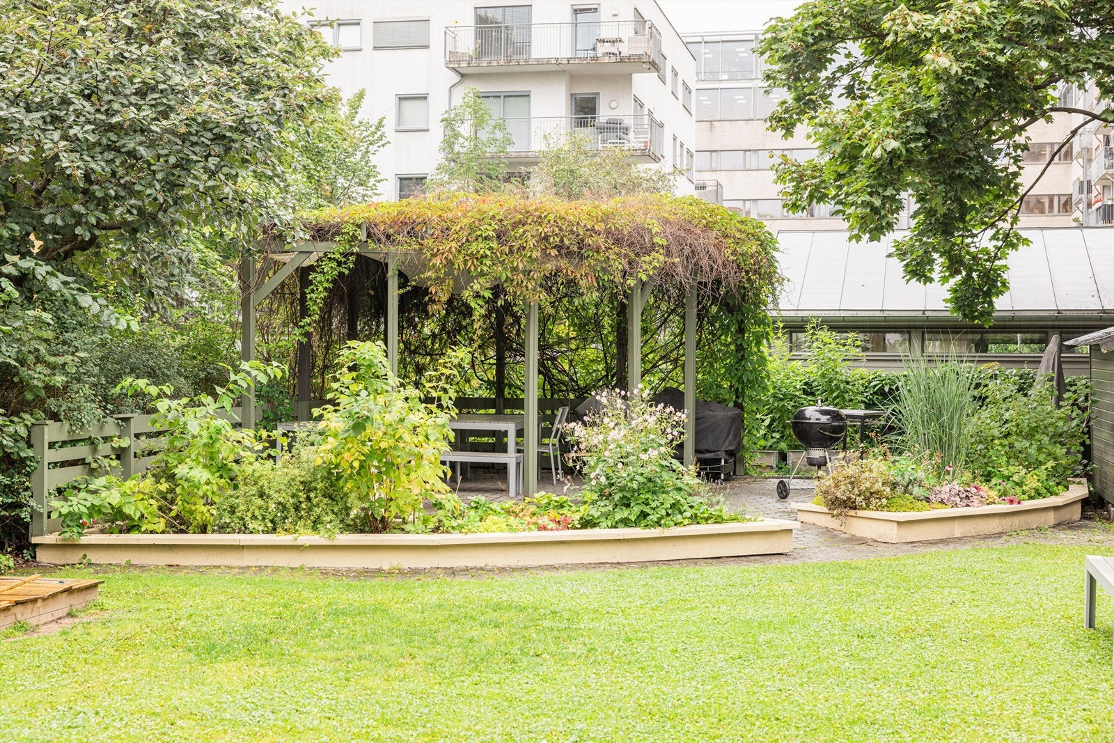 Hagen har en flott pergola, flere felles griller, en utebod for hageredskaper og plantekasser. Galleribilde