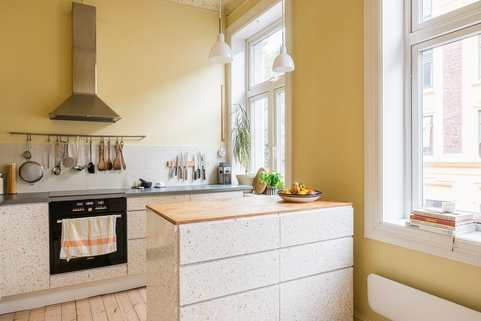 Kjøkkenet er pusset opp med bærekraftige materialer og valg. Galleribilde