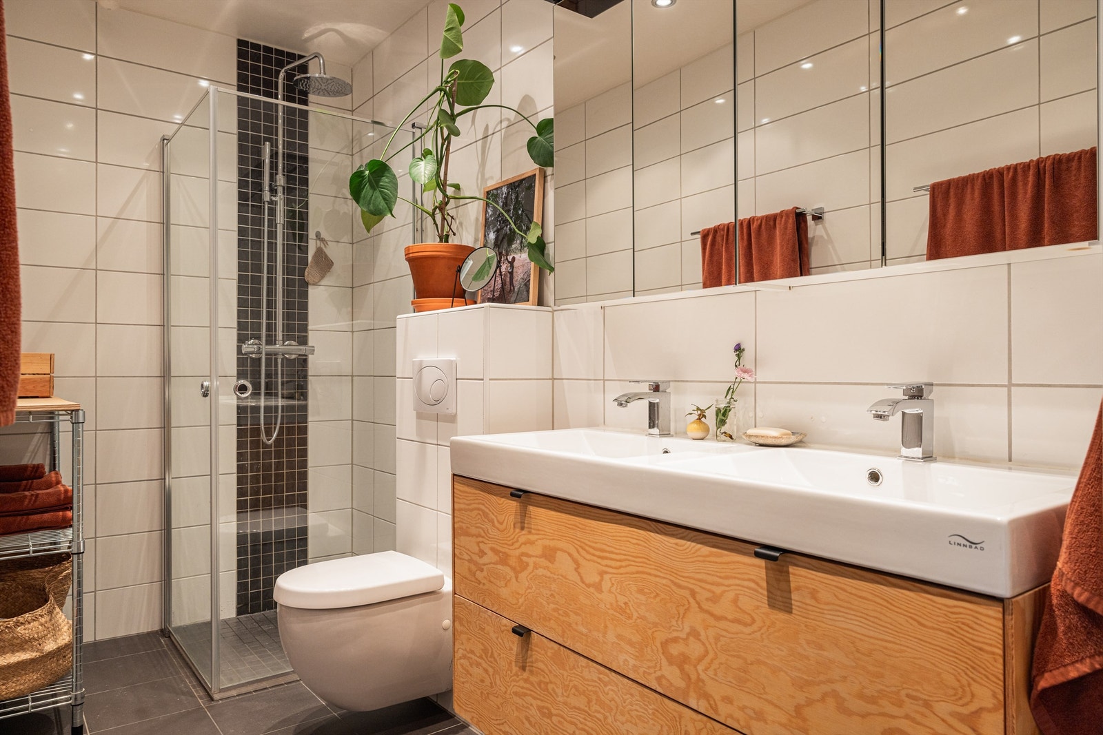 Innredning består av vegghengt servantskap med ett-greps armatur og vegghengt speilskap med overbelysning og stikkontakt på vegg. Galleribilde