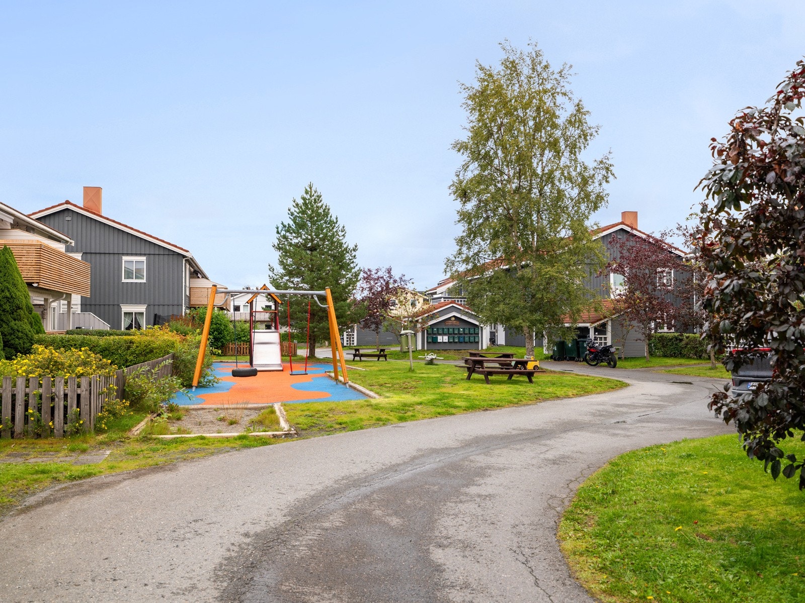 Mend interne veier er det trygt for barna å ferdes mellom lekeplassene, skole og klassekameratene Galleribilde