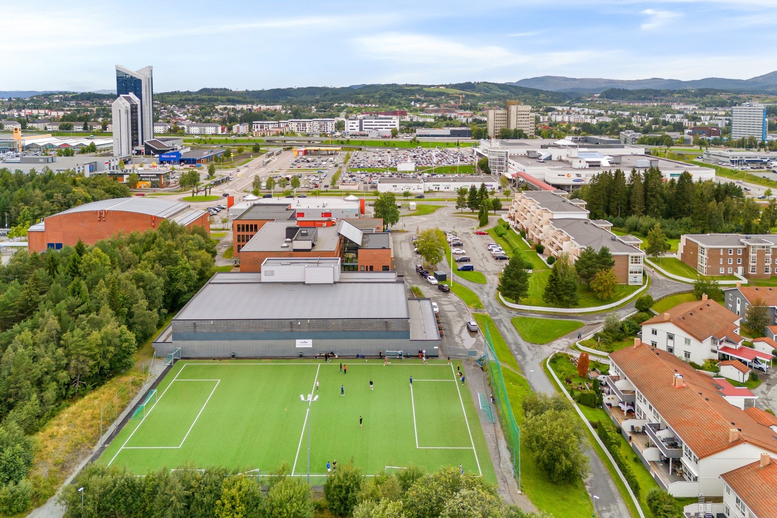 Med flere fotballbaner i området har man et stort spekter og kunne utfolde seg på Galleribilde