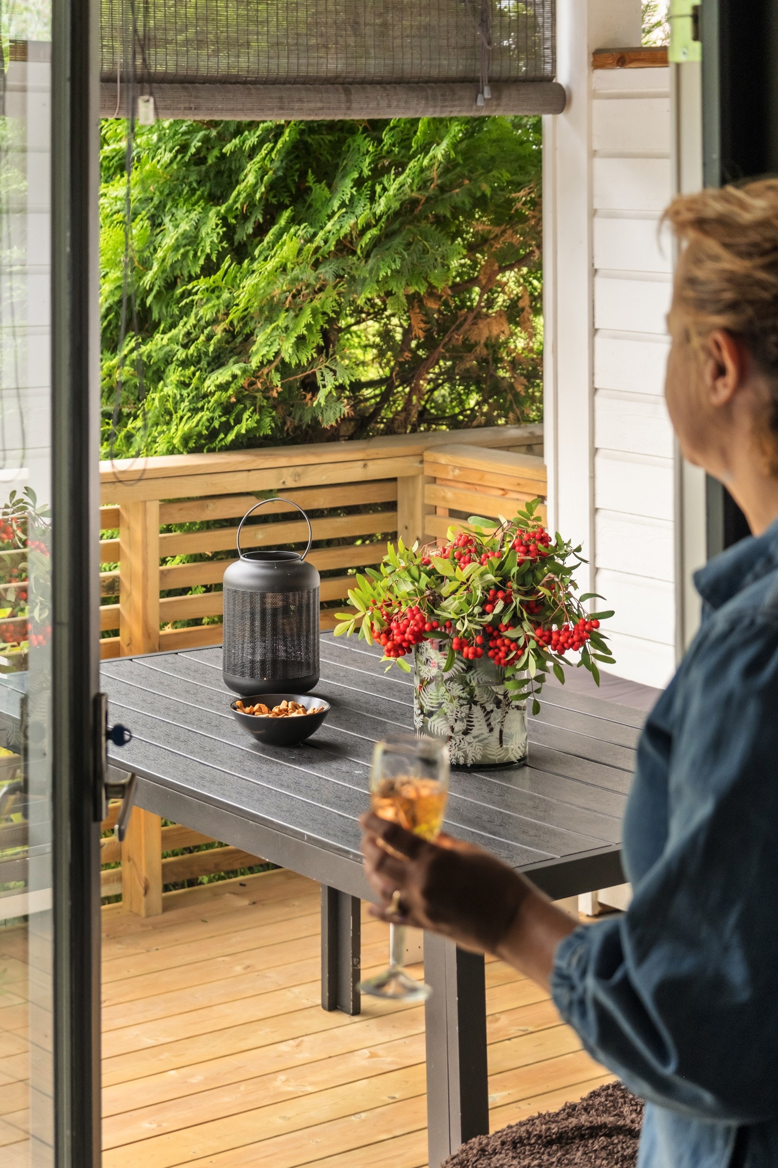 Den overbygde terrasse blir en naturlig forlengelse av stuen Galleribilde