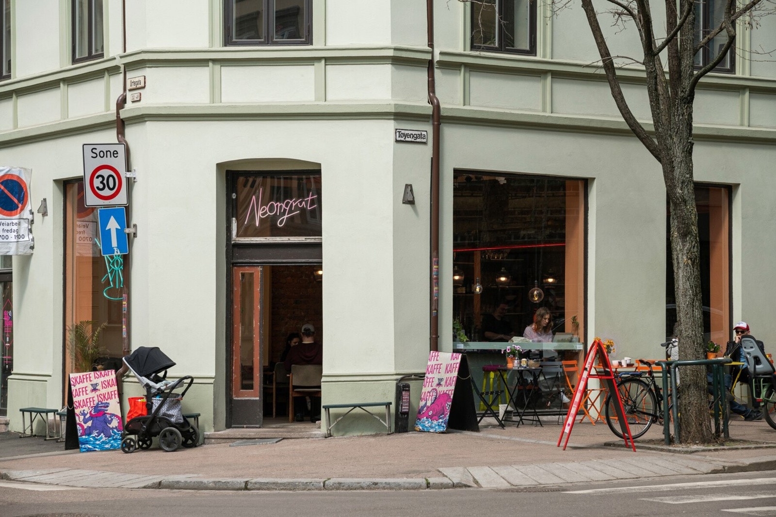 Det er kort avstand til mange koselige cafér og vannhull. Galleribilde