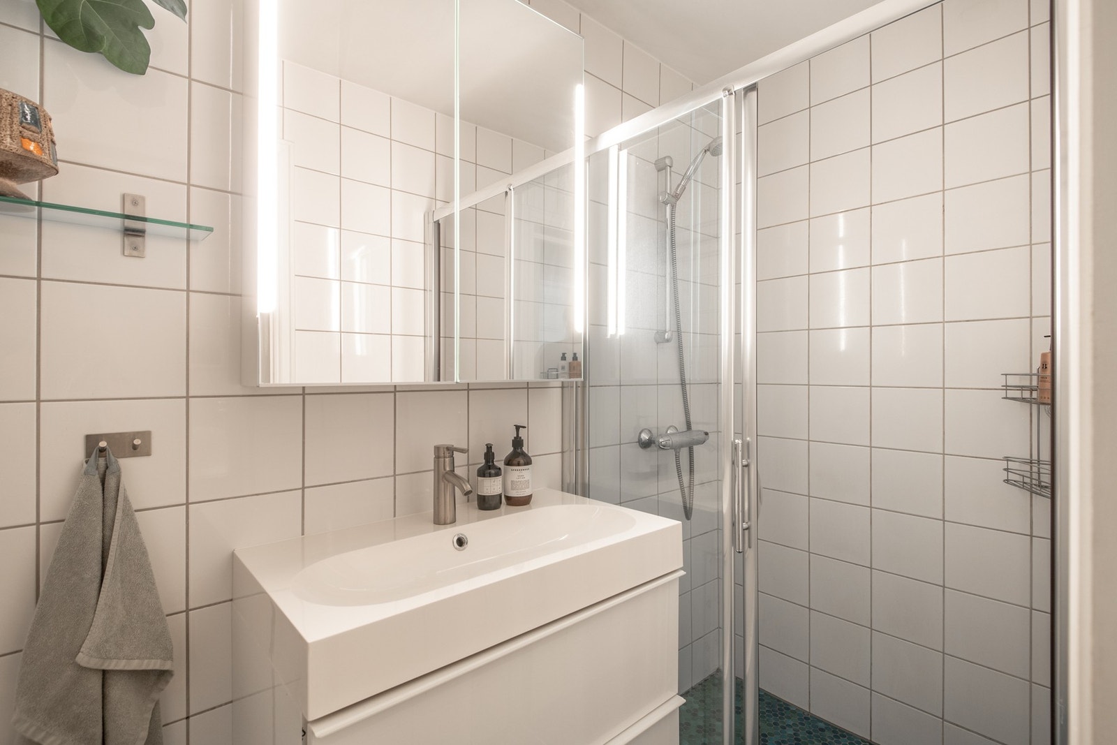 Flott flislagt baderom med mosaikkfliser og varmekabler på gulvene. Galleribilde