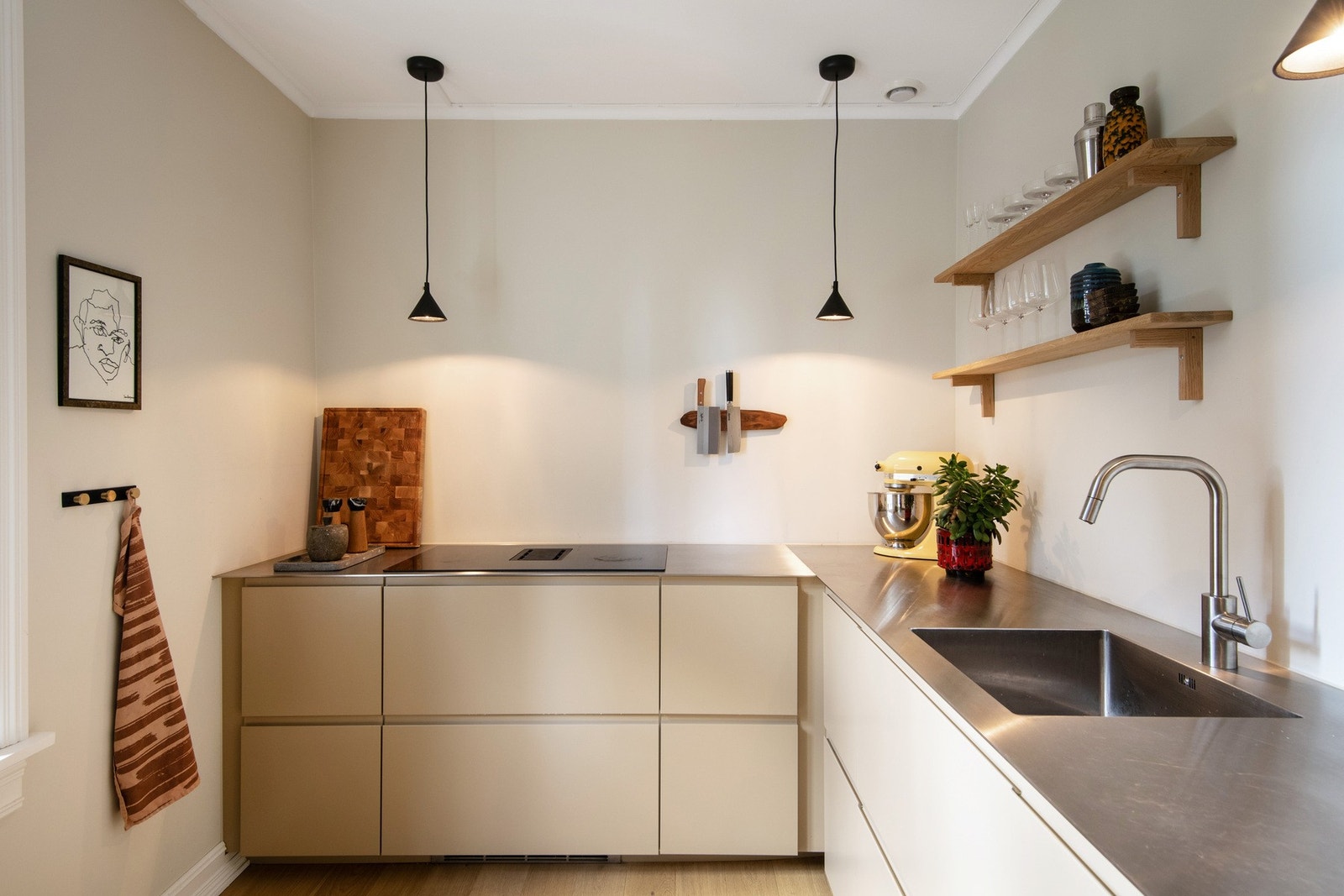 Kjøkkenet har et smakfullt, tidsmessig design med rene linjer, kvalitetsmessige løsninger og god oppbevaring. Galleribilde