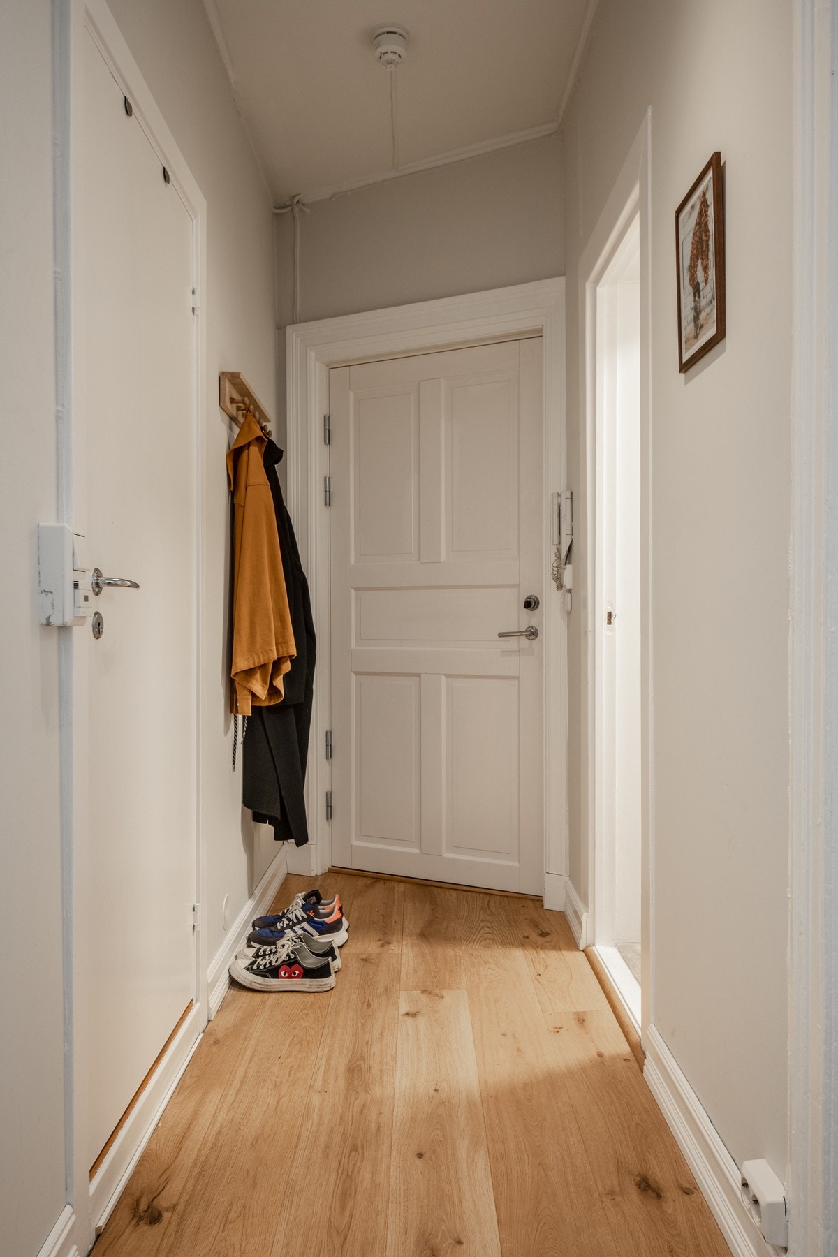 Lys og fin entré som gir en varm velkomst og godt førsteinntrykk av leiligheten. Galleribilde