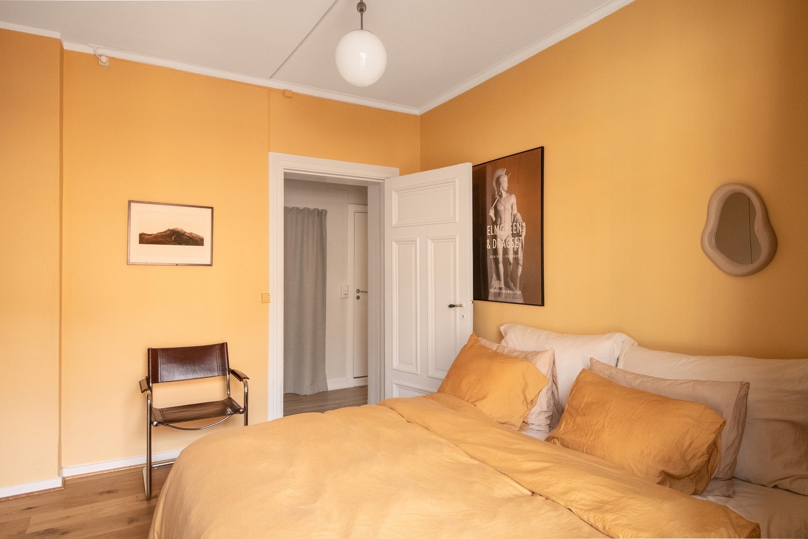 I 2022 ble det montert en plassbygde garderoben som har plass til store deler av din garderobe. Galleribilde