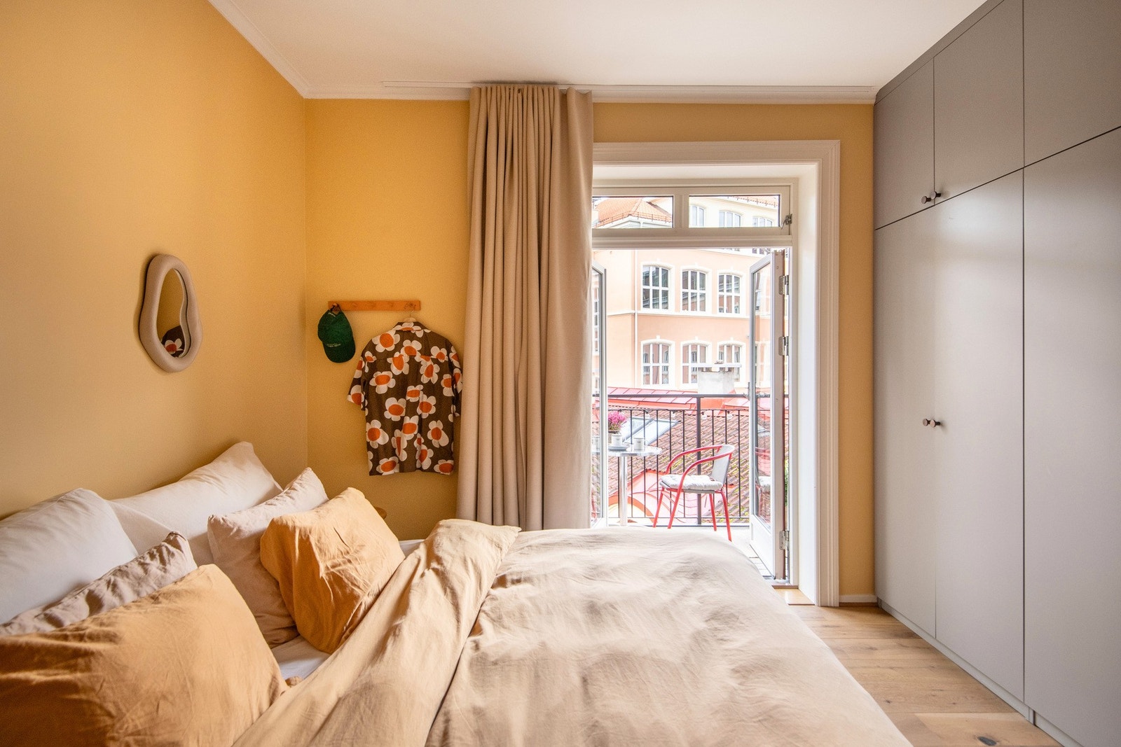 Boligen har et herlig, lyst og luftig soverom. Galleribilde