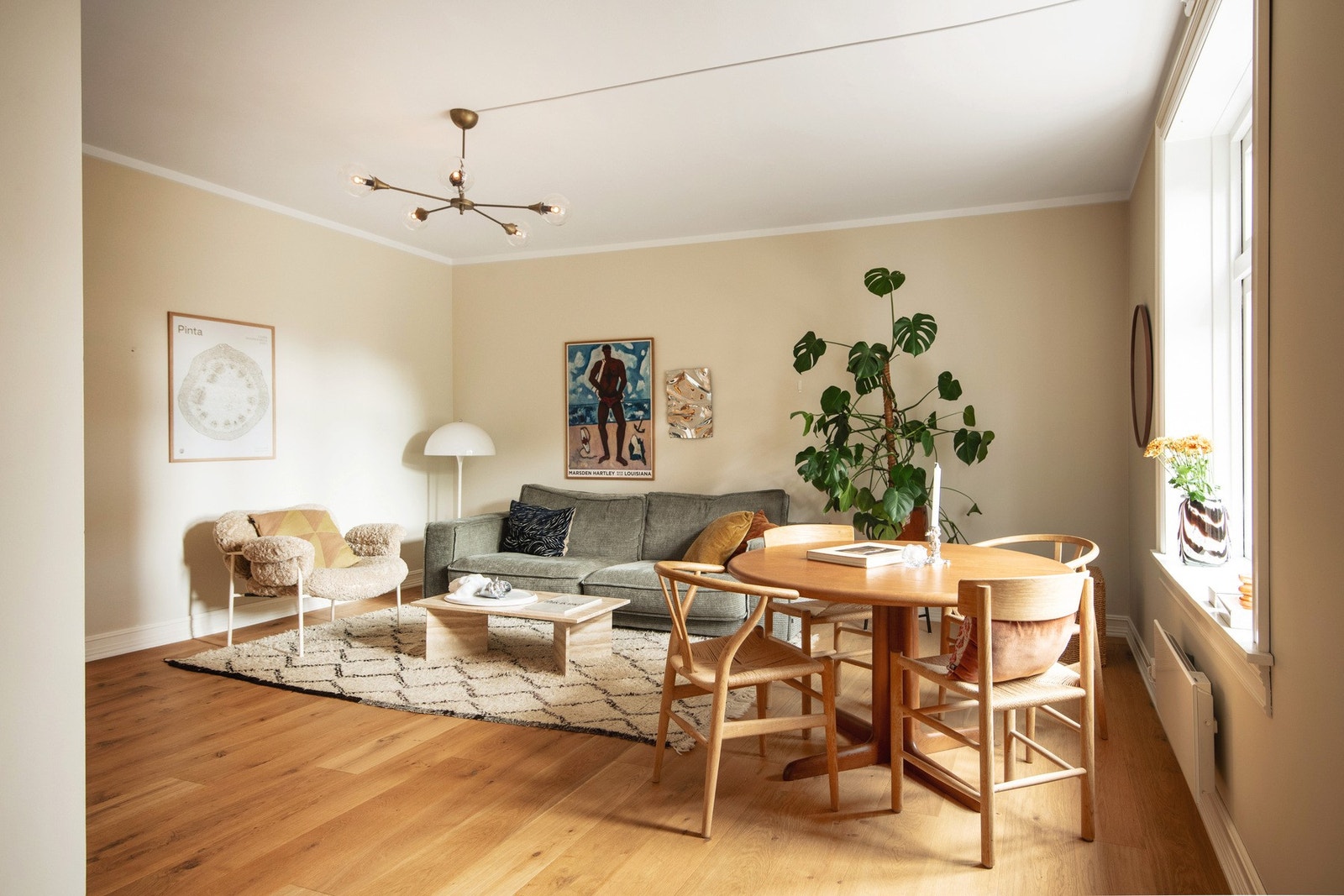 Stuen har god plass for både sofagruppe med tilhørende møblement og spisebord. Galleribilde