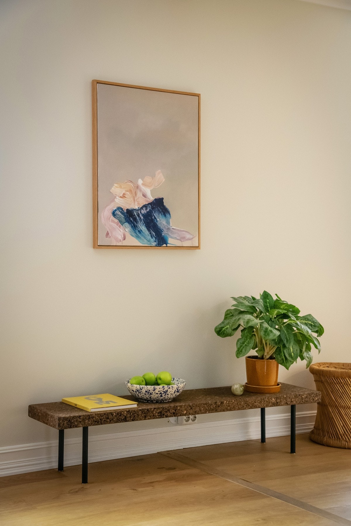 Det er lagt flott parkett på gulvet og veggene er malt i en tidsriktig farge. Overflatene til stuen ble pusset opp i 2022. Galleribilde