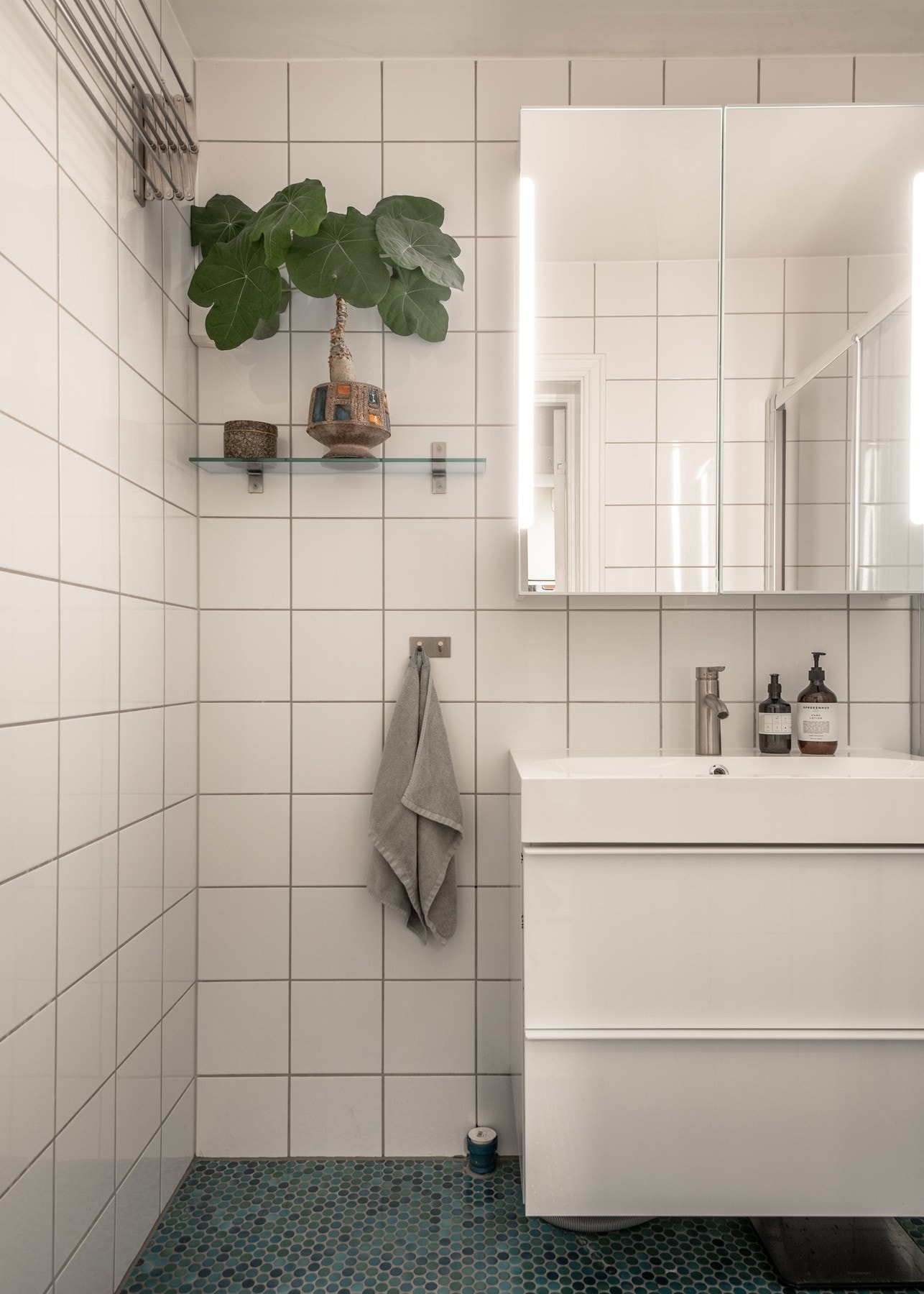 Badet er innredet med en servant med underskap, speilskap og dusjnisje. Galleribilde