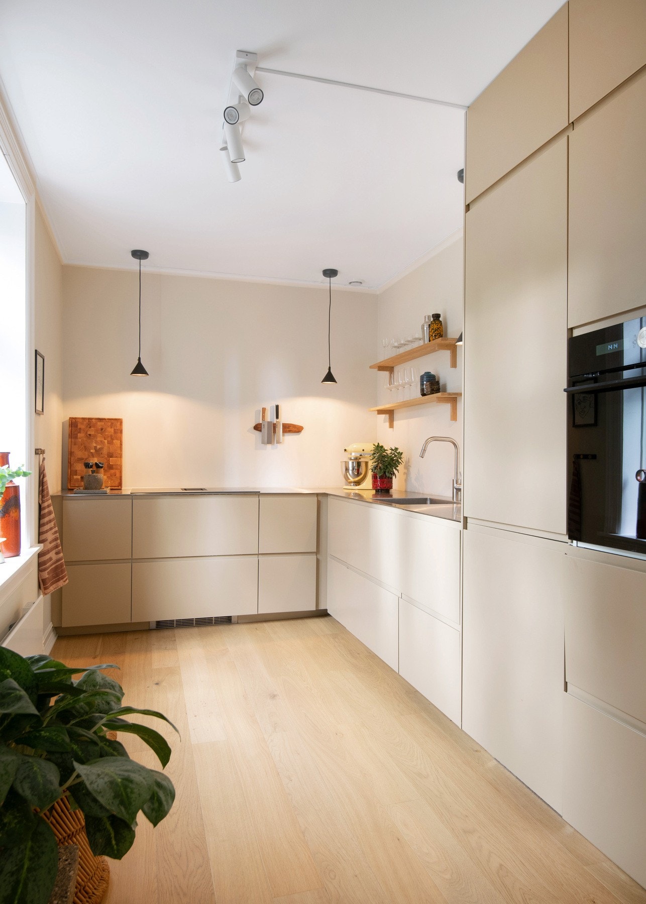 Kjøkkenets hvitevarer består av integrert komfyr, induksjonstopp med innebygd avtrekksvifte med kullfilter, kombiskap og oppvaskmaskin. Galleribilde