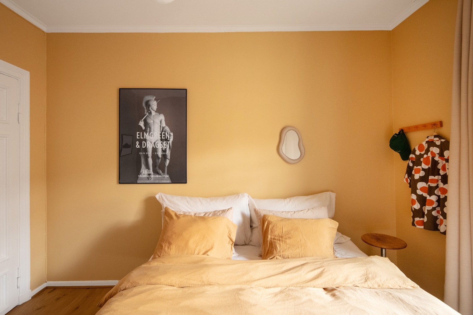 Soverommet er av den romslige sorten med god plass til både dobbeltseng, nattbord, garderobe og ytterligere ønsket møblement. Galleribilde