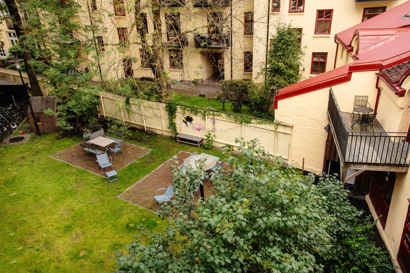 Meget god internbeliggenhet i 3. etasje med åpen utsikt mot friområde og flott bakgård. Galleribilde