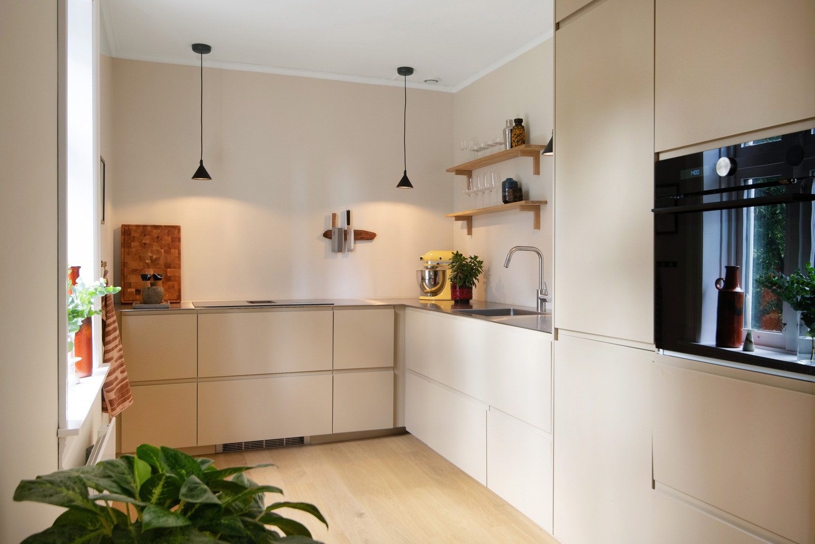 Delikat og stort kjøkken med gode arbeidsvilkår. Galleribilde