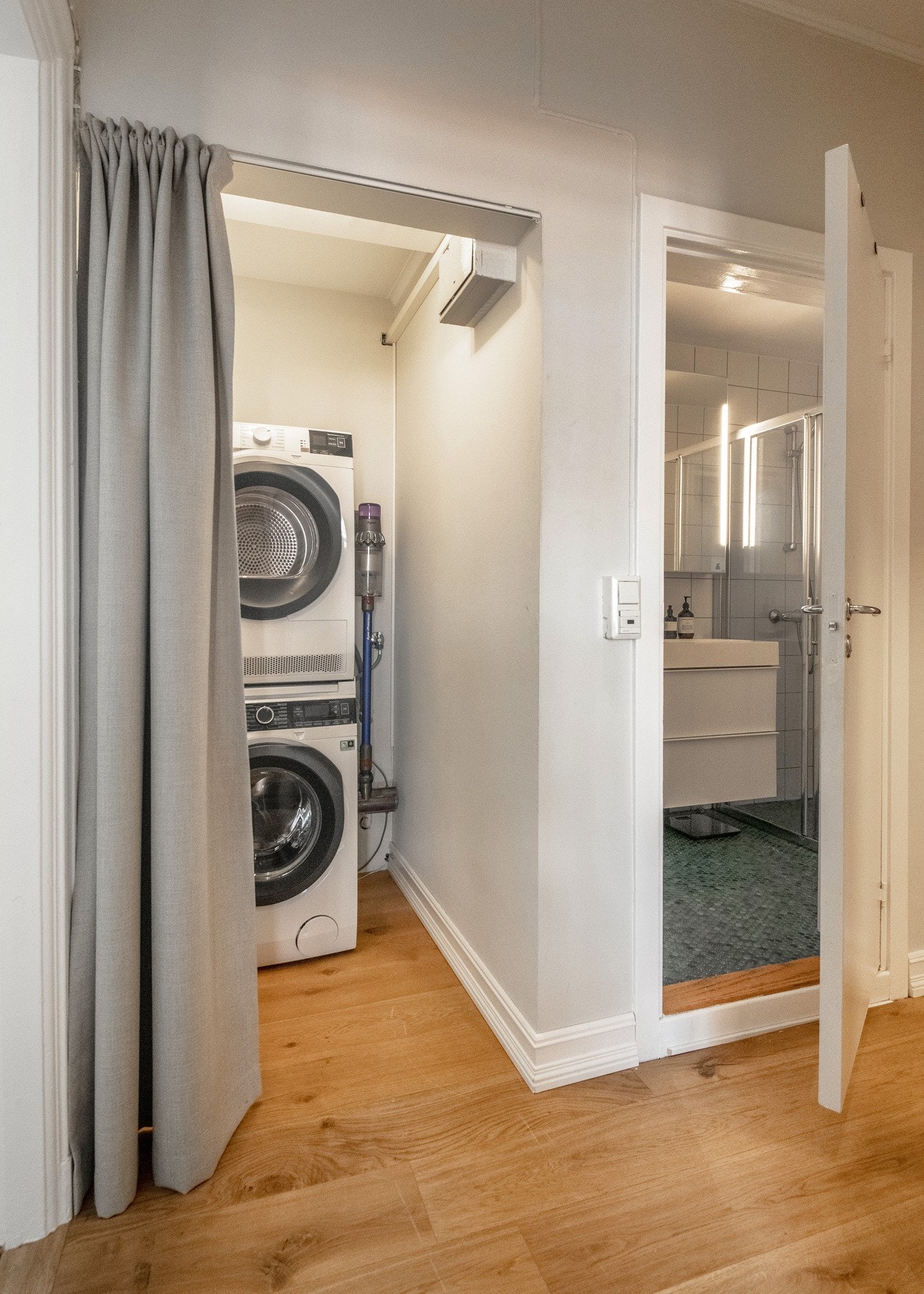 Alkove for vaskemaskin og tørketrommel i entréen. Galleribilde