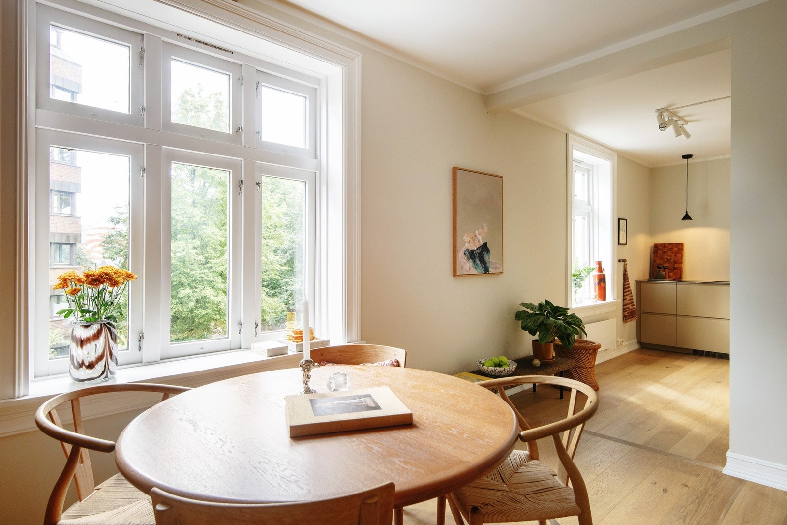 Stuen og kjøkkenet ligger i åpen løsning, men i godt definerte soner. Galleribilde