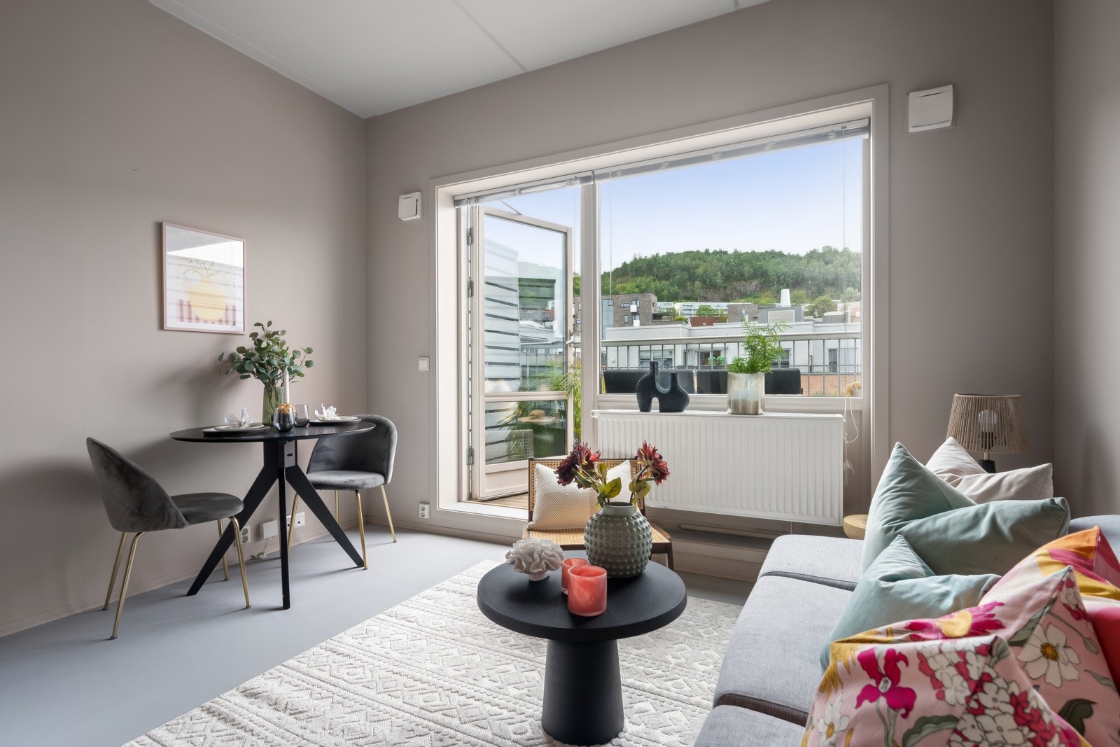 Stue med plass til sofa og spisebord Galleribilde