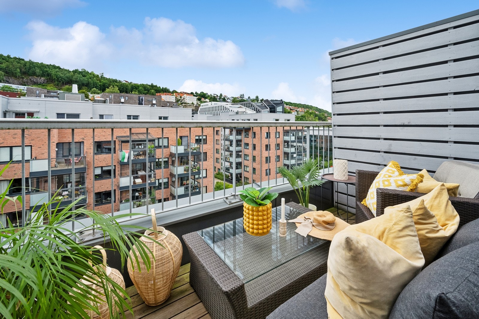 Solrik balkong med plass til utemøbler Galleribilde