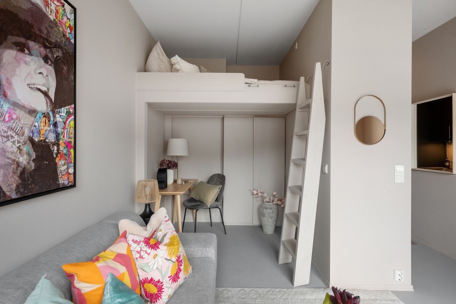 Stue med alkove med praktisk plassbygd seng Galleribilde